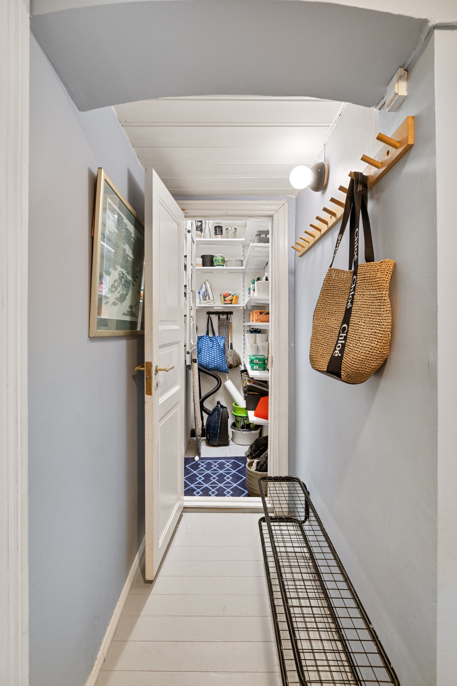 Fra gangen har man adkomst til en praktisk intern bod. Galleribilde