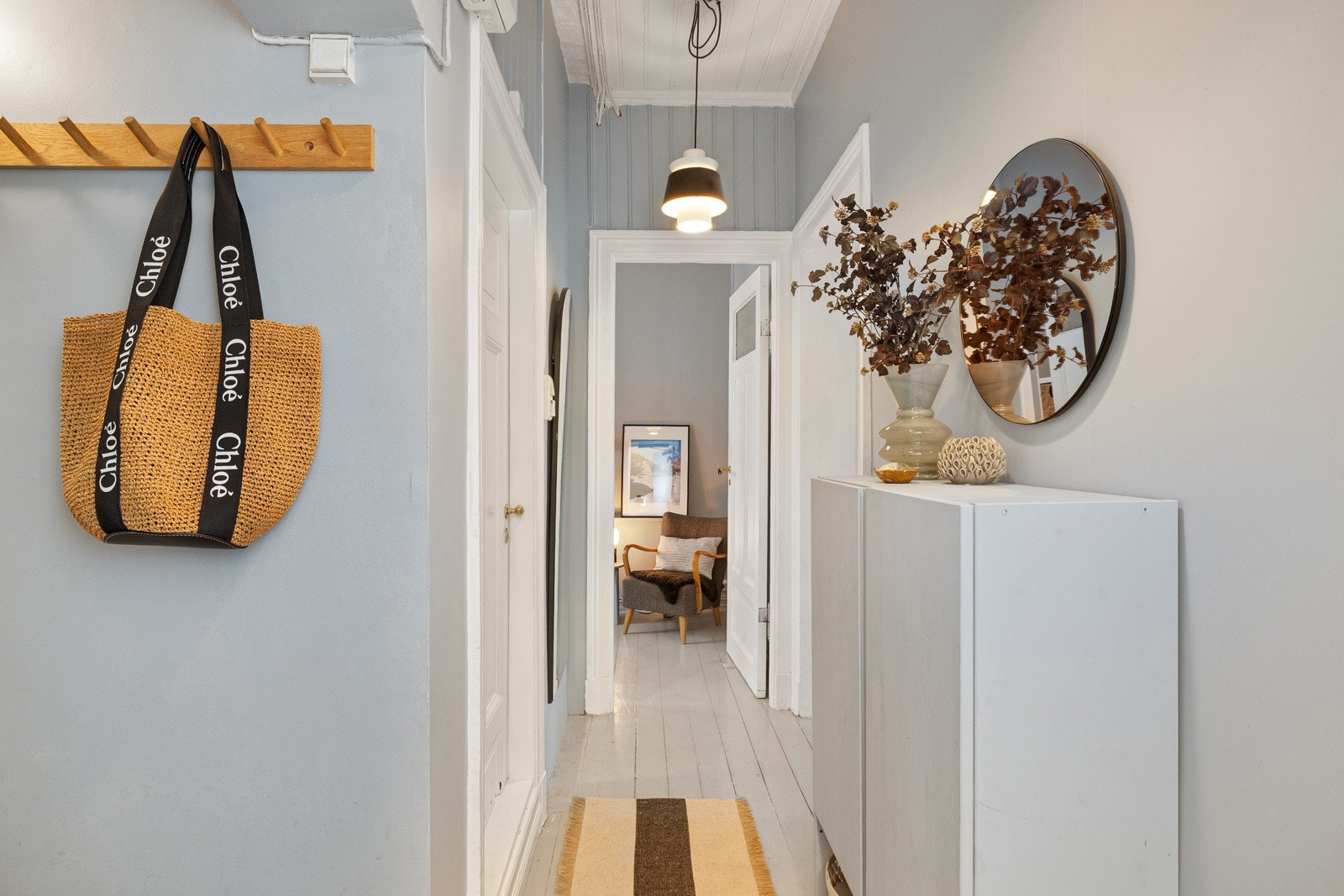 Lys og innbydende entré med plass til oppheng av ytterklær og plassering av sko. Galleribilde