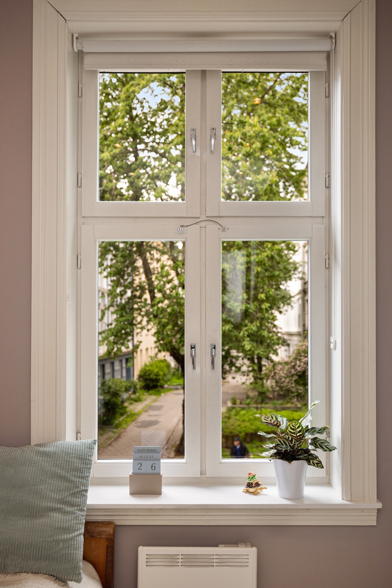 Hyggelig utsikt fra soveromsvinduet. Galleribilde