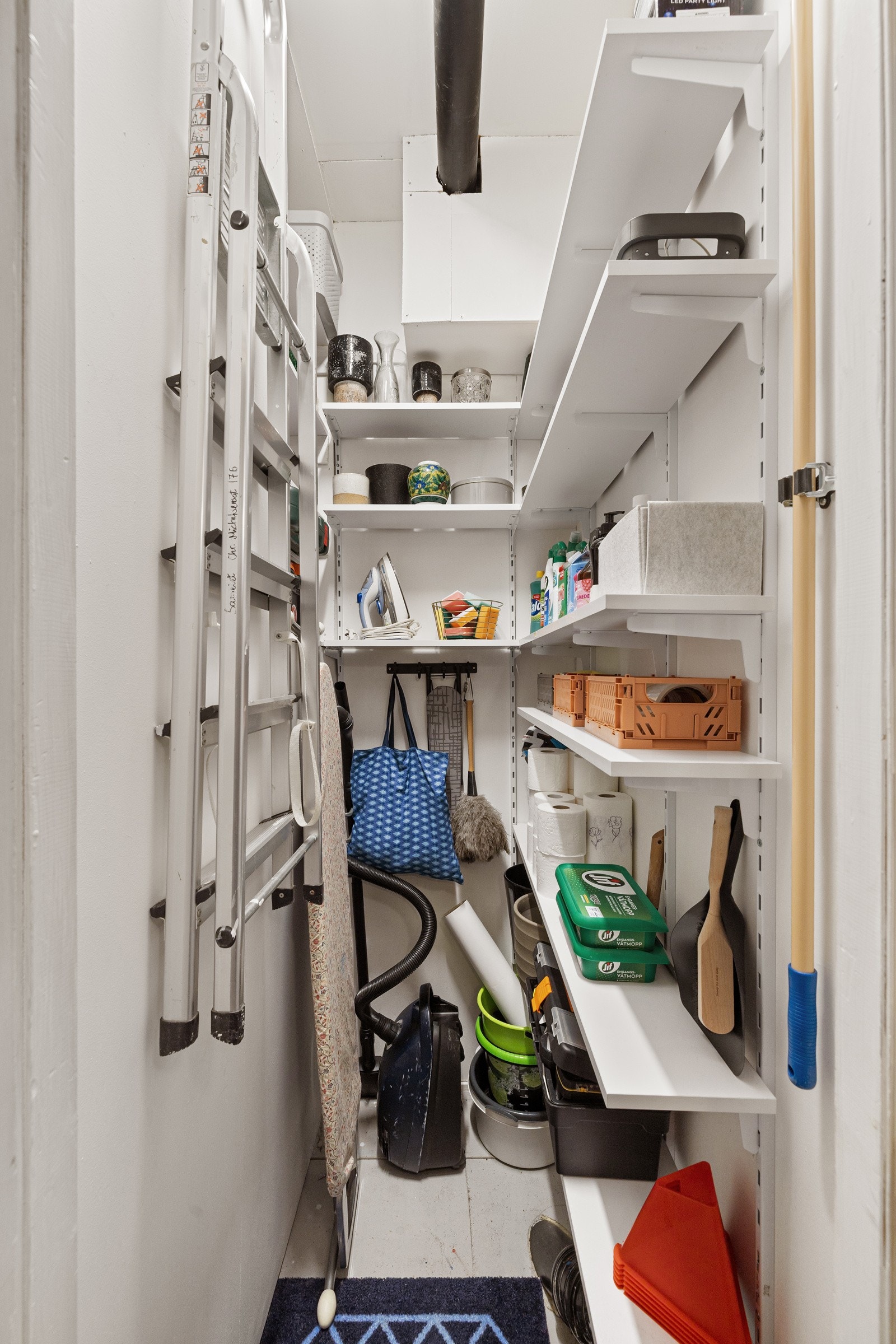 I den interne boden har man rikelig med oppebevaringsmuligheter. Galleribilde