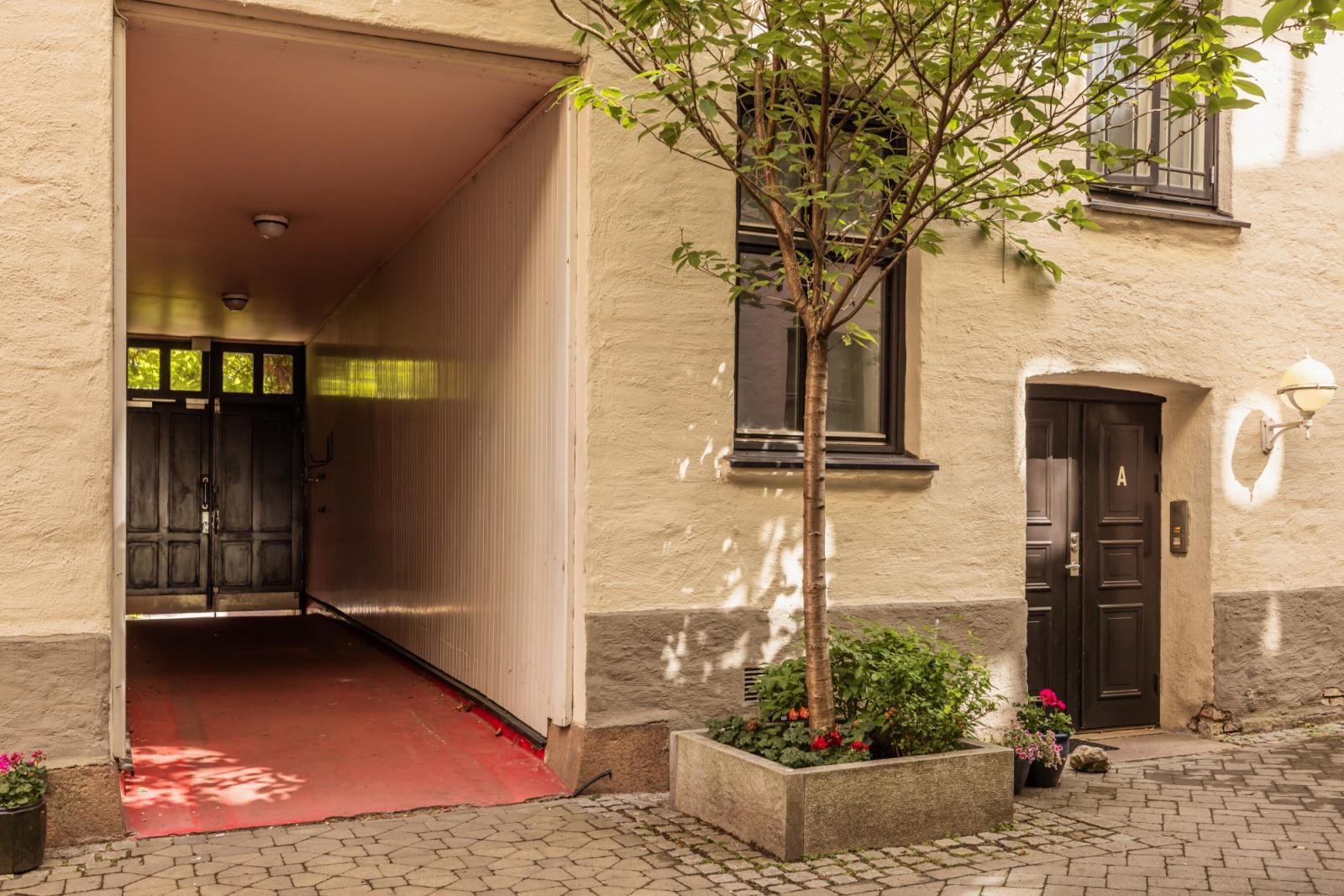 Felles gårdsrom har flott beplantning og gangsti. Galleribilde