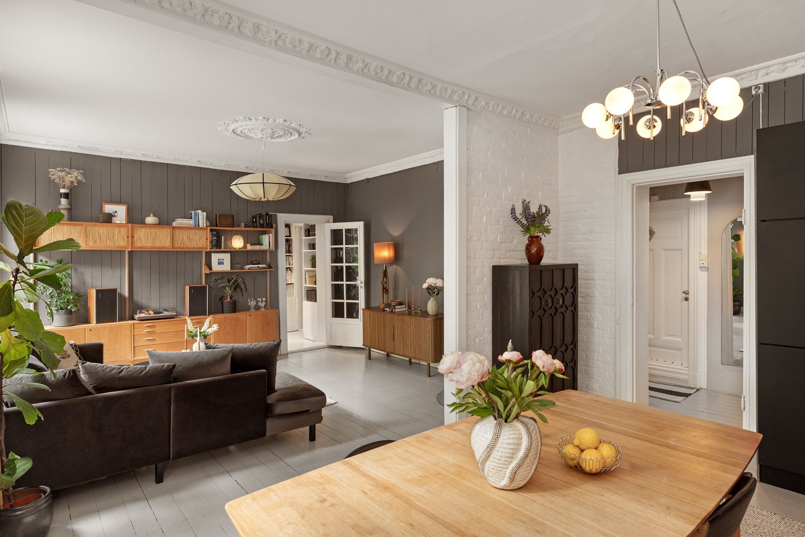 De originale tregulvene er malt i en lysgrå fargetone som balanseres godt med de mørkmalte veggene. Galleribilde