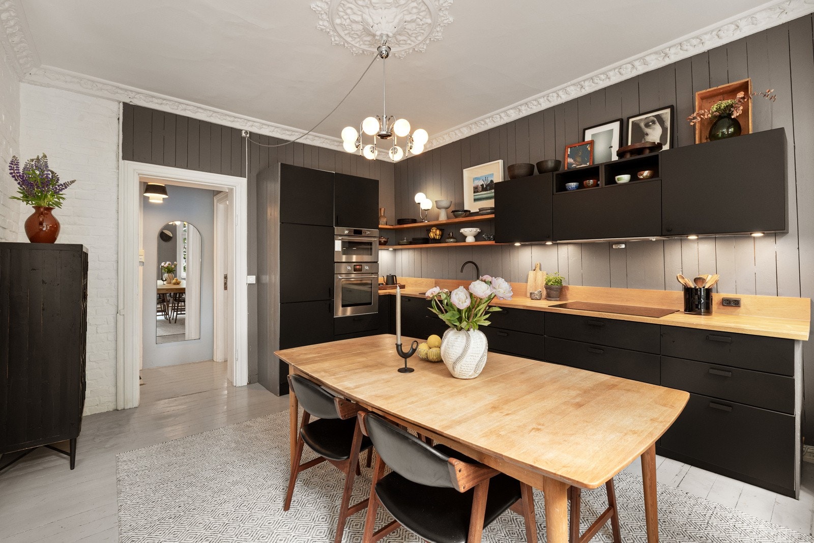 Integrert kjøl- og fryseskap, komfyr, platetopp og oppvaskmaskin. Det er montert lekkasjestopper og komfyrvakt. Galleribilde