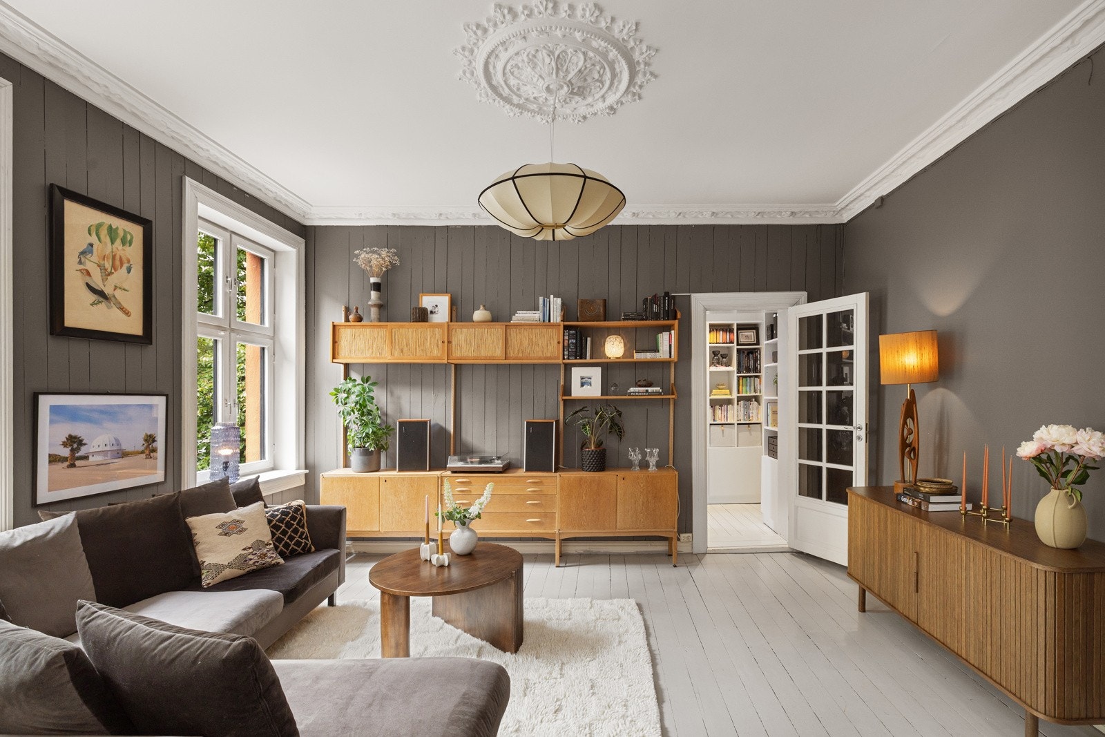 Stuen har rikelig plass til sofaseksjon med tilhørende møblement. Galleribilde