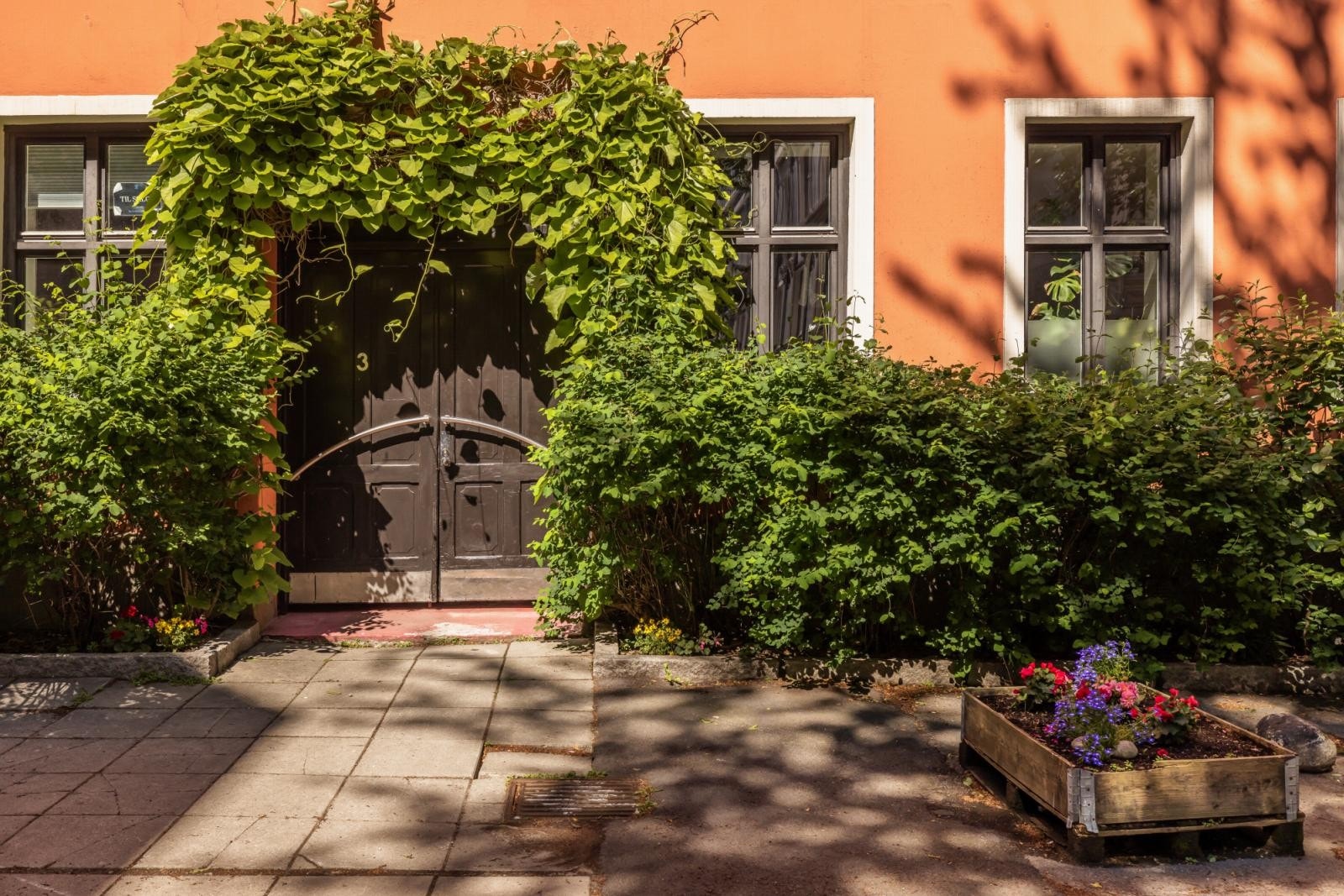 Hyggelig og opparbeidet inngangsparti til bygården. Galleribilde