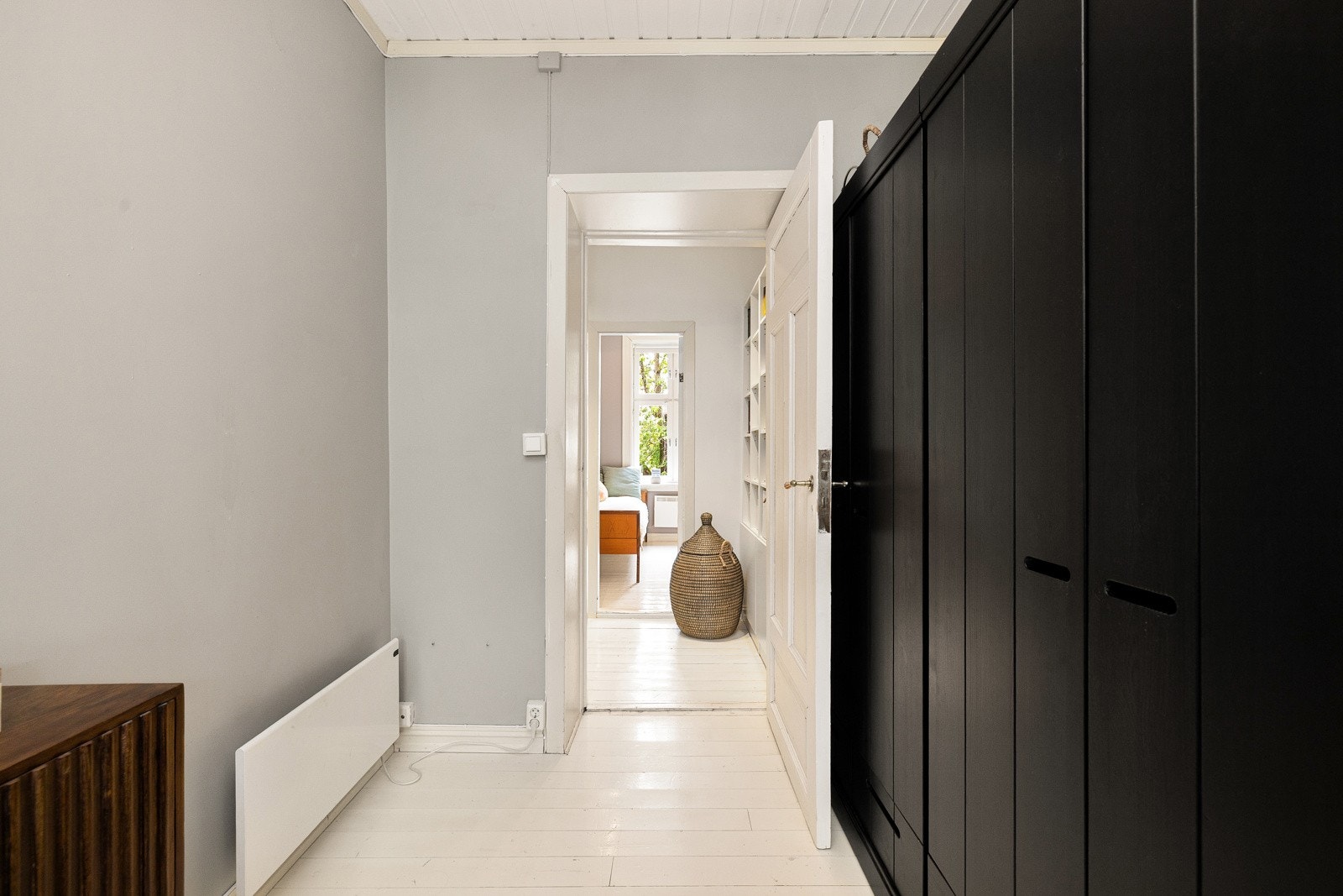 Leiligheten har pent malte flater i tidsrikte fargetoner. Galleribilde