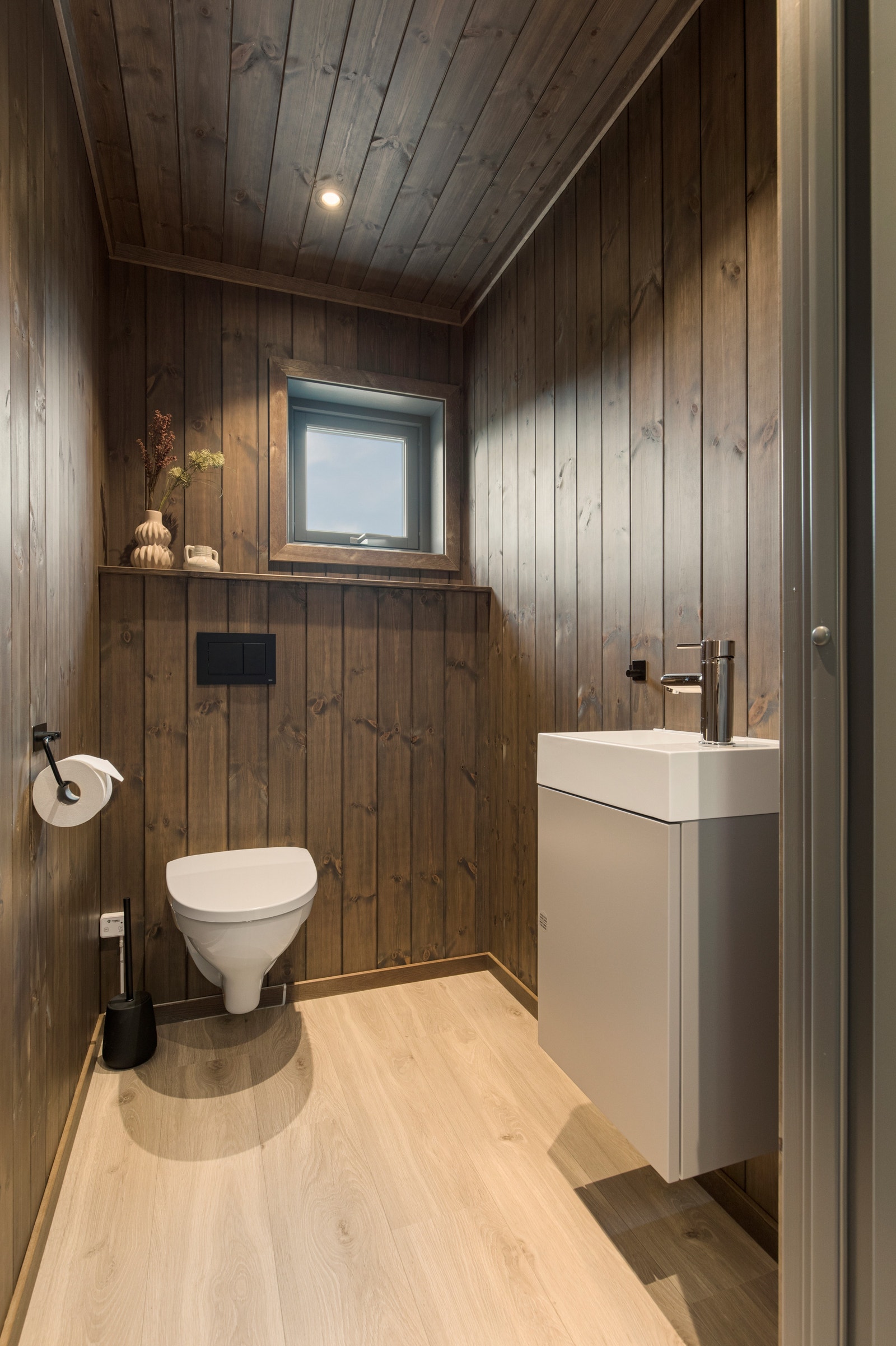 Separat toalett
Interiørbildet er fra utstillings hytten som er 100% lik denne hytten Galleribilde