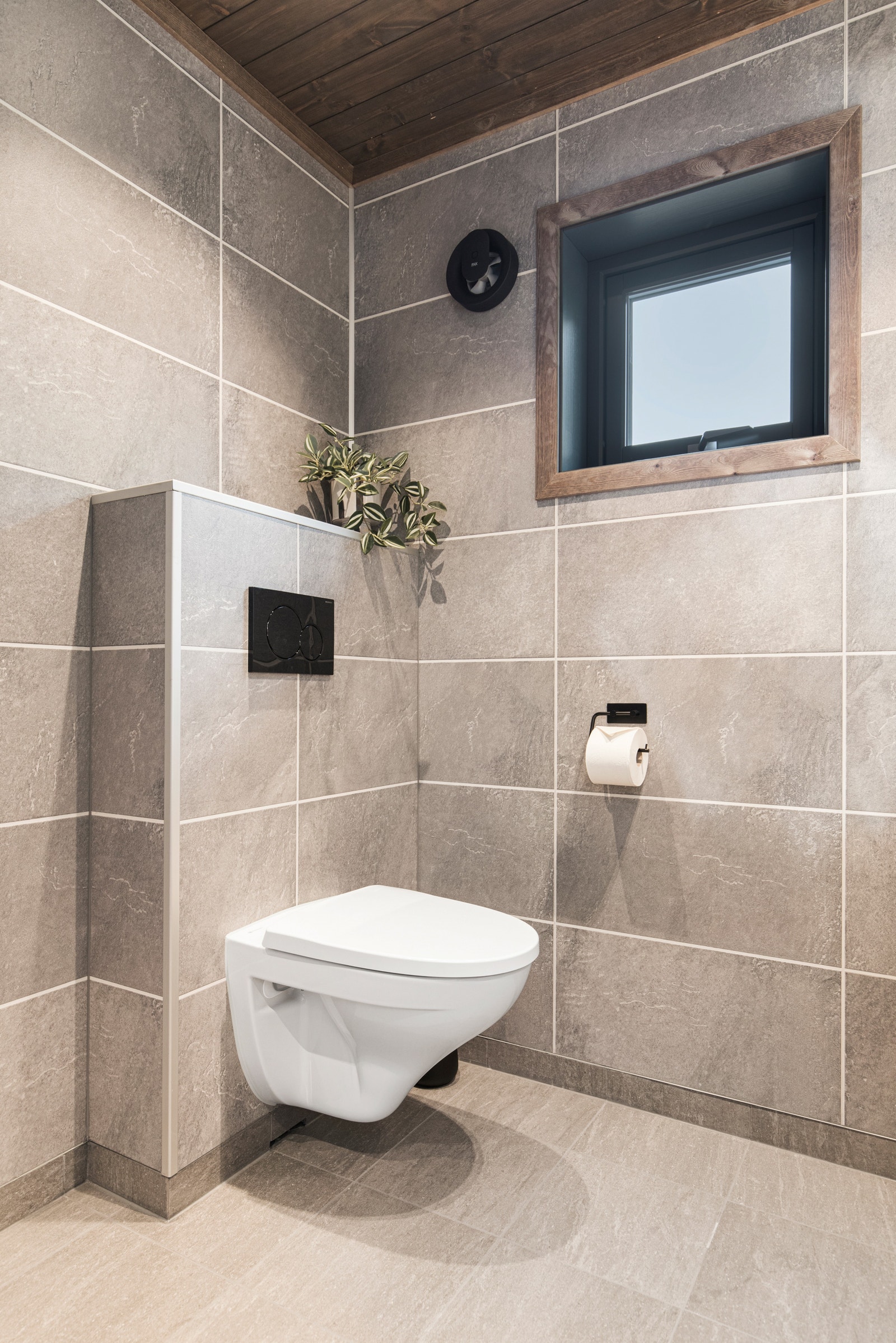 Bad bilde 1 (På Bjorlia Nordvest 194 leveres gulvmontert toalett)
Interiørbildet er fra utstillings hytten som er 100% lik denne hytten Galleribilde