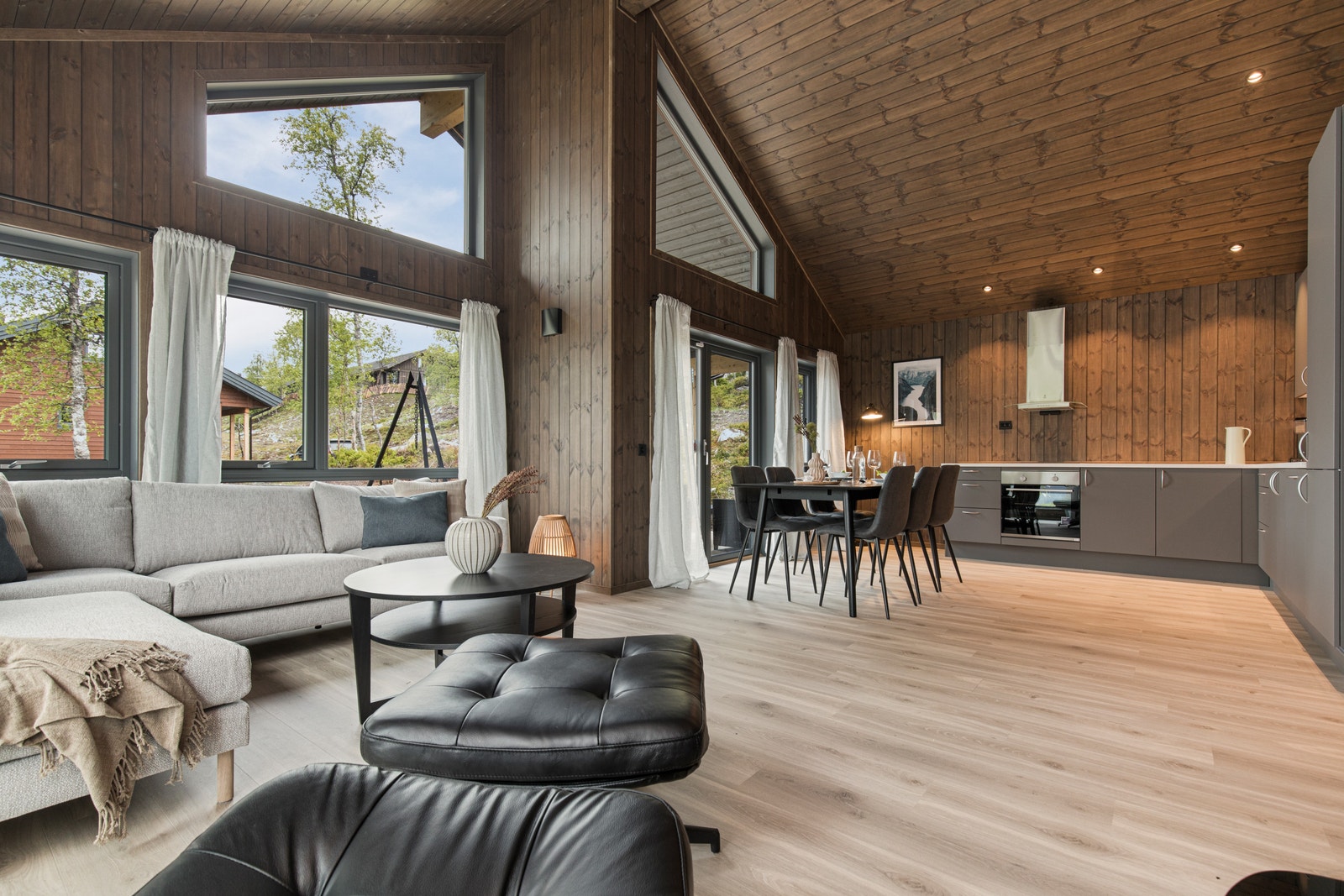 Spiseplass/kjøkken
Interiørbildet er fra utstillings hytten som er 100% lik denne hytten Galleribilde