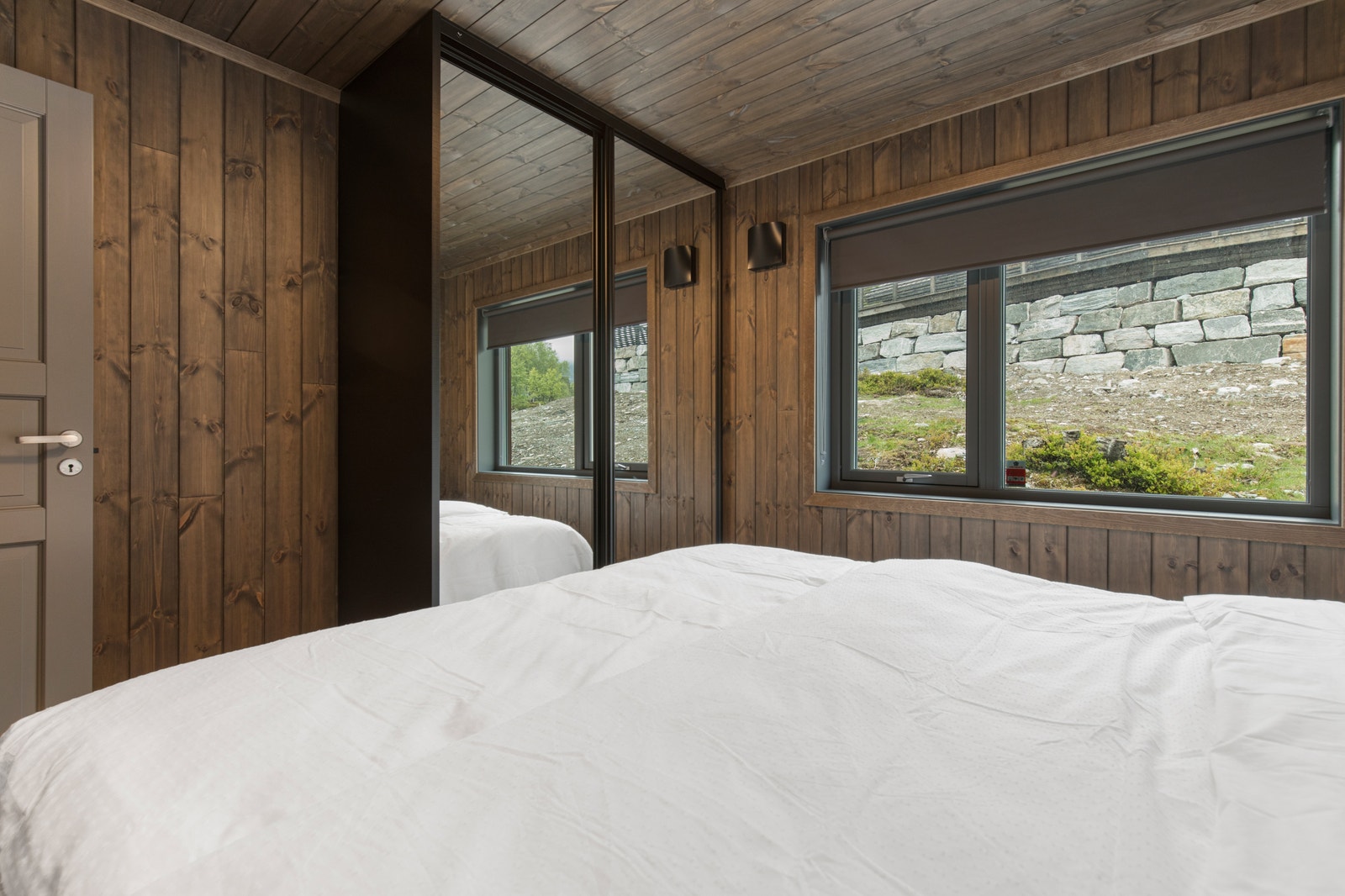 Hovedsoverom bilde 2 - med garderobe med skyvedører
Interiørbildet er fra utstillings hytten som er 100% lik denne hytten Galleribilde