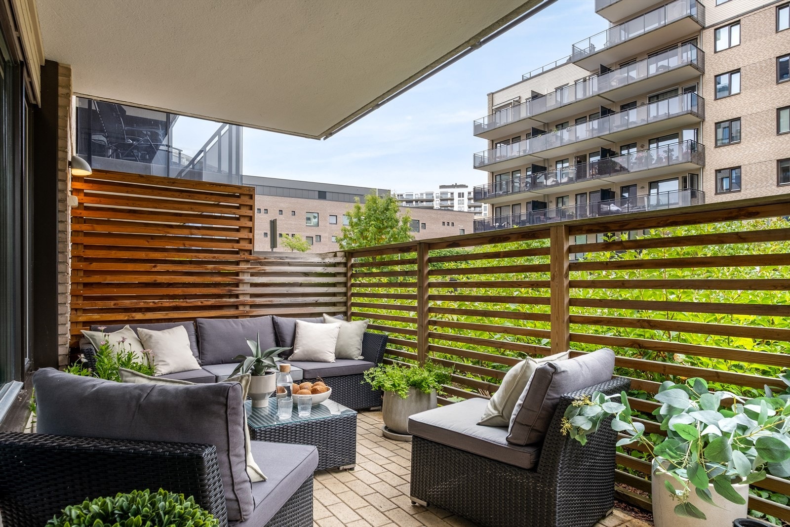 Terrassen er romslig og kan naturlig deles inn i ulike soner med utemøbler, grill og beplantning. Galleribilde