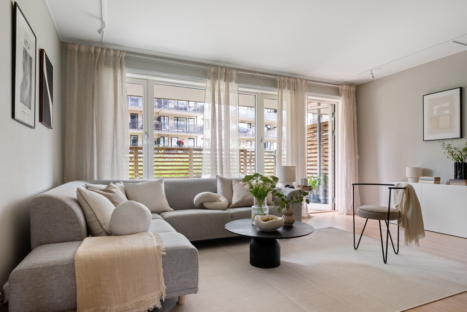 Bygget er nytt fra 2014 med nybyggskvaliteter slik som vannbåren varme tilknyttet radiator og balansert ventilasjon. Galleribilde