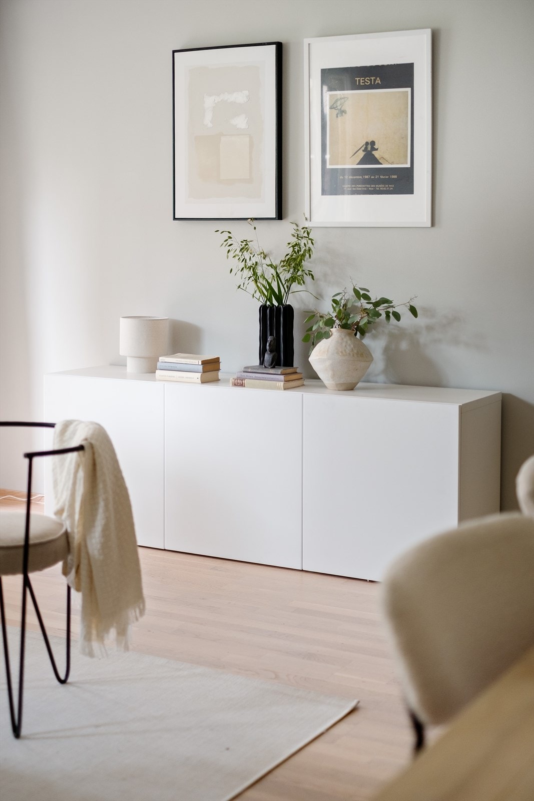 Leiligheten oppvarmes med radiatorer tilknyttet vannbåren varme. Galleribilde