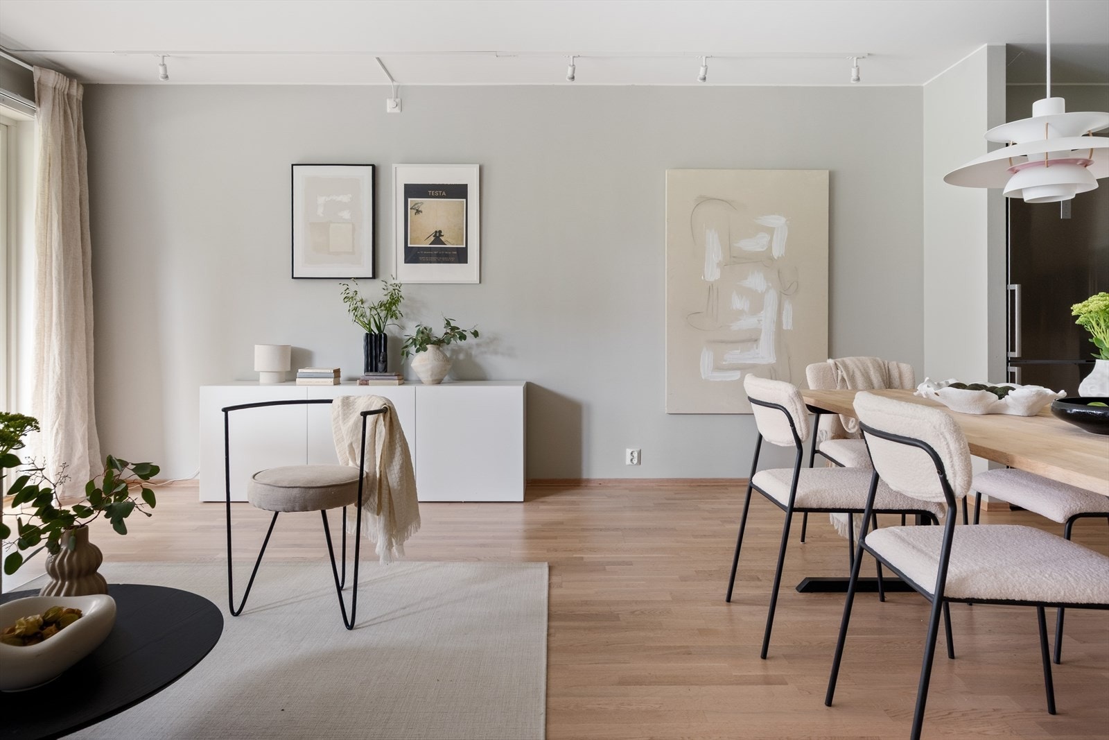 Gulvet er belagt med flott, lyst parkett, og overflatene er malt i delikate og lyse fargetoner. Galleribilde