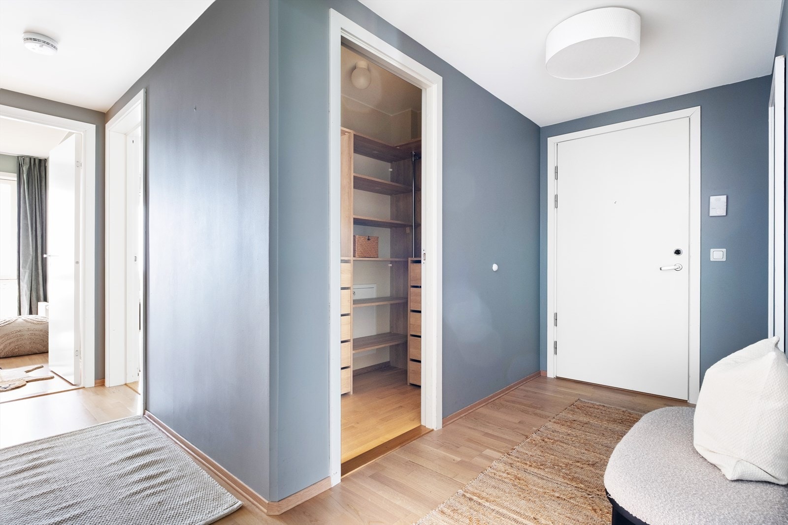 Leiligheten har en romslig entré - velkommen inn! Galleribilde