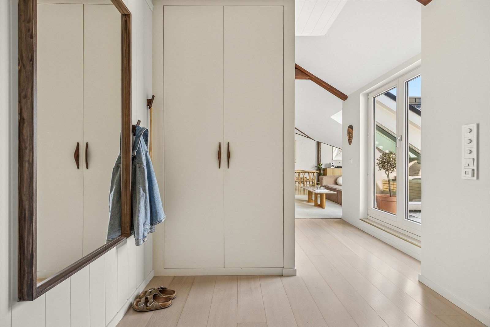 Praktisk entré med spesialtilpasset garderobe med god plass til oppbevaring av yttertøy og sko. Galleribilde