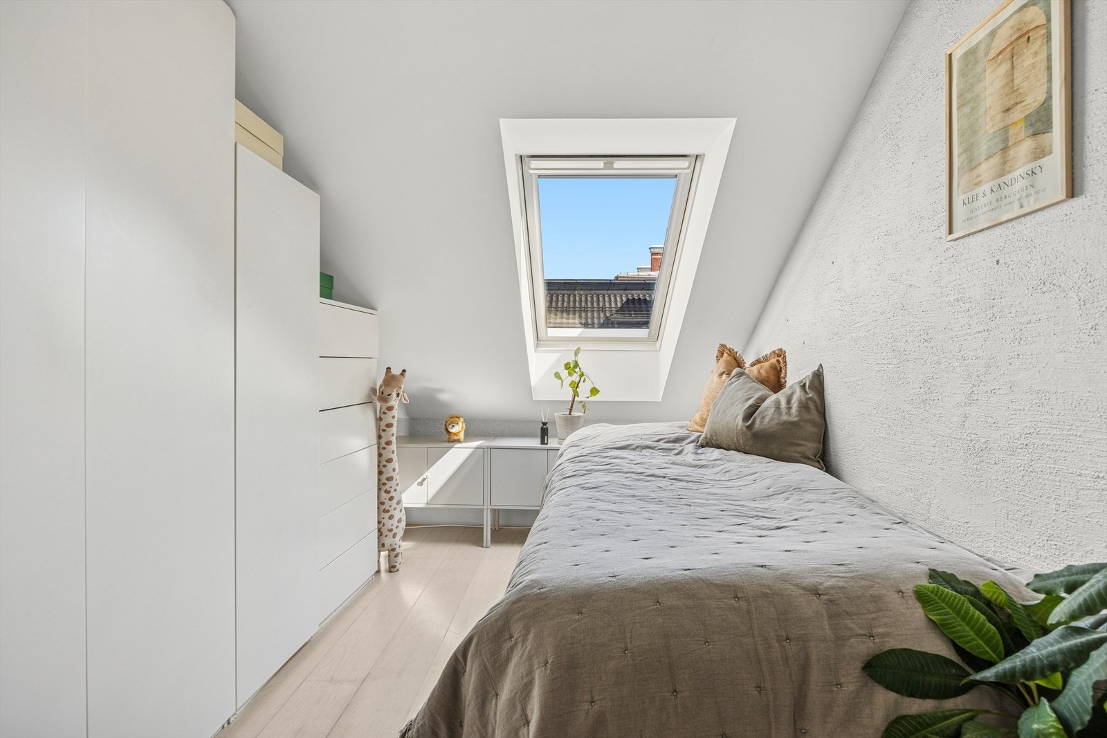 Soverom 2 av god størrelse. Det er god plass til seng, nattbord og skap. Galleribilde