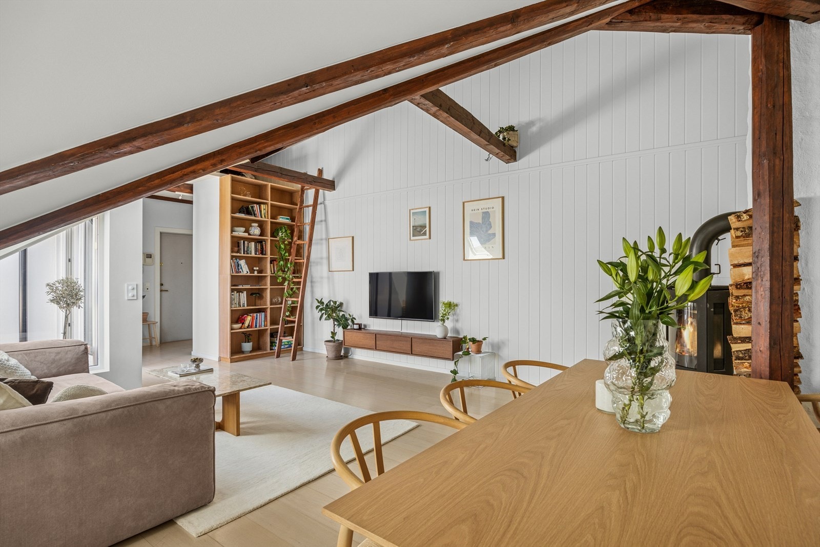 Her kan du invitere venner på hyggelige sammenkomster og stuen oppleves som leilighetens naturlige samlingspunkt. Galleribilde