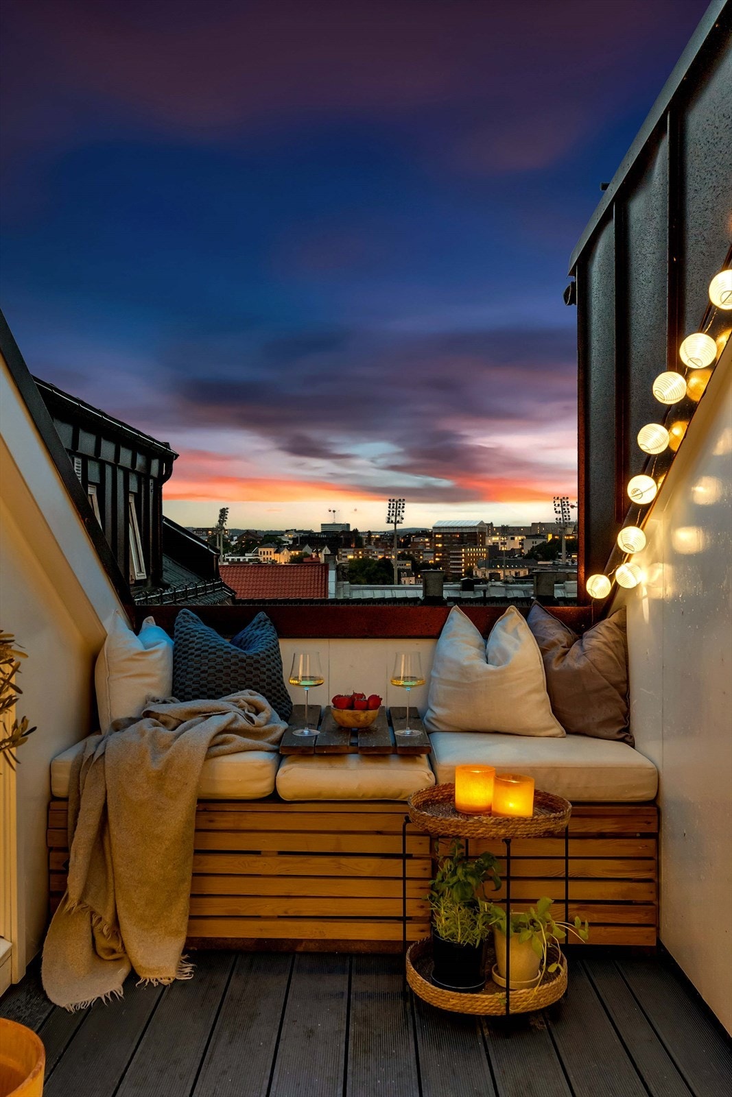 Her har du sol fra formiddag til solen går ned i vest. Et perfekt sted for å nyte solnedgangen. Galleribilde