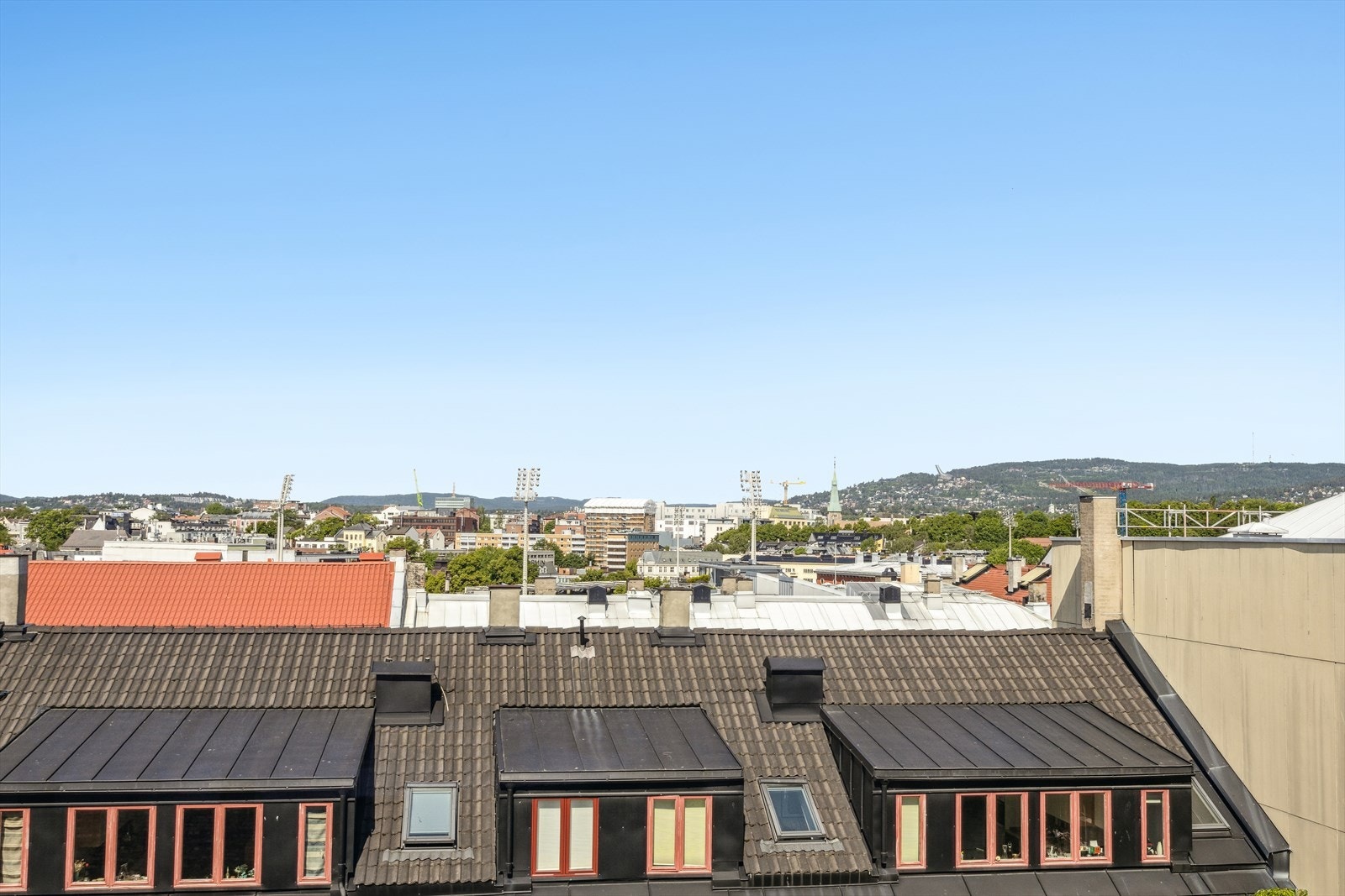 Terrassen ligger høyt og fritt til med flott utsikt mot Holmenkollen. Galleribilde