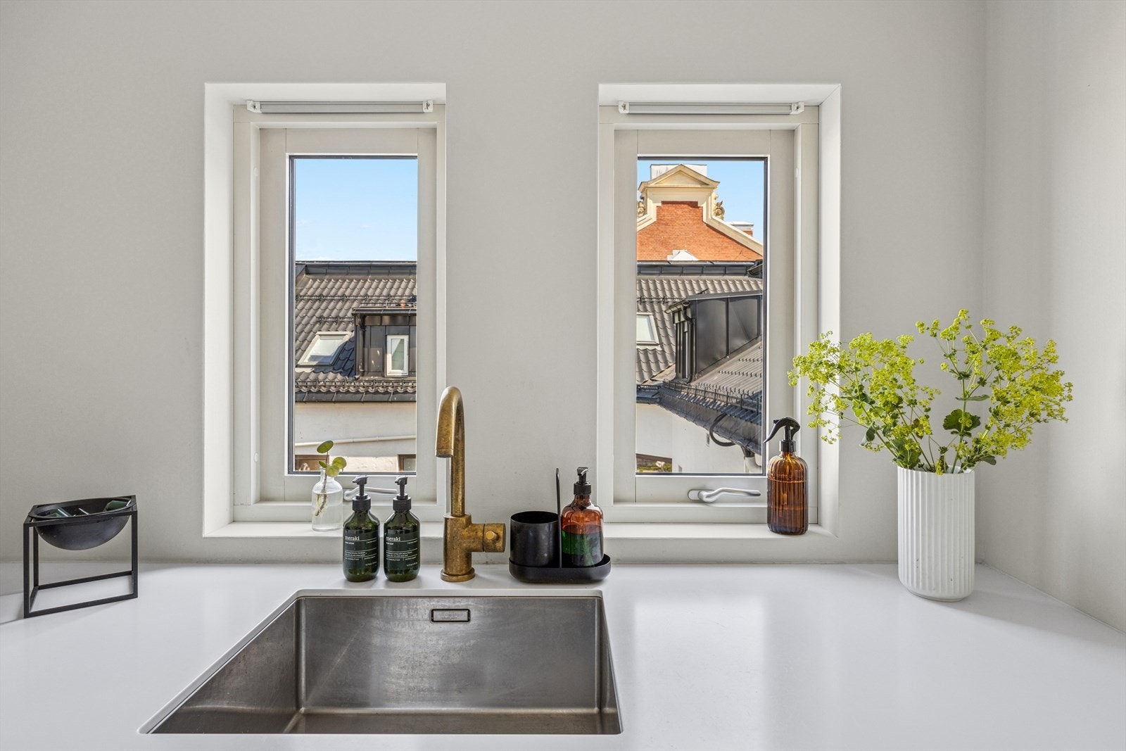 Kjøkkenet fremstår solid og sømløst med benkeplate i slitesterk kvartskompositt og underlimt vask. Galleribilde