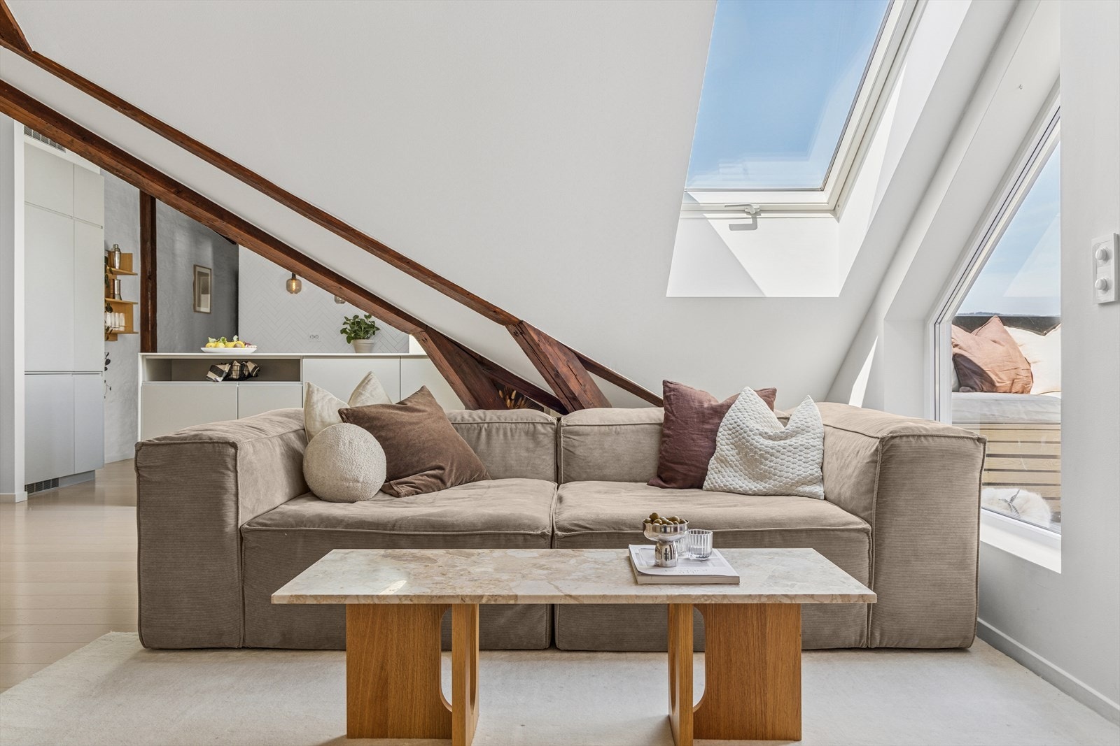 Store vindusflater i stuen som slipper inn godt med dagslys og gir rommet en luftig atmosfære. Galleribilde