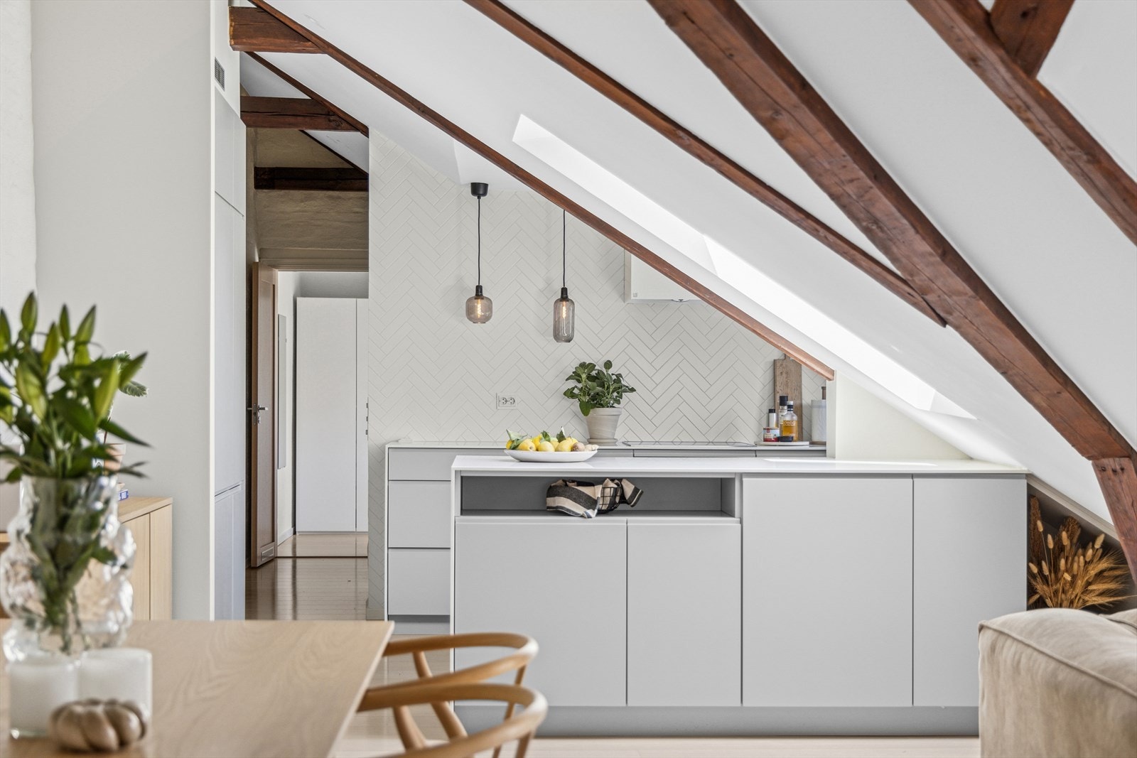 Utført av Blender Entreprenør AS i 2017. Kjøkkenventilator fra Røroshetta med avtrekk over tak i takhatt. Galleribilde