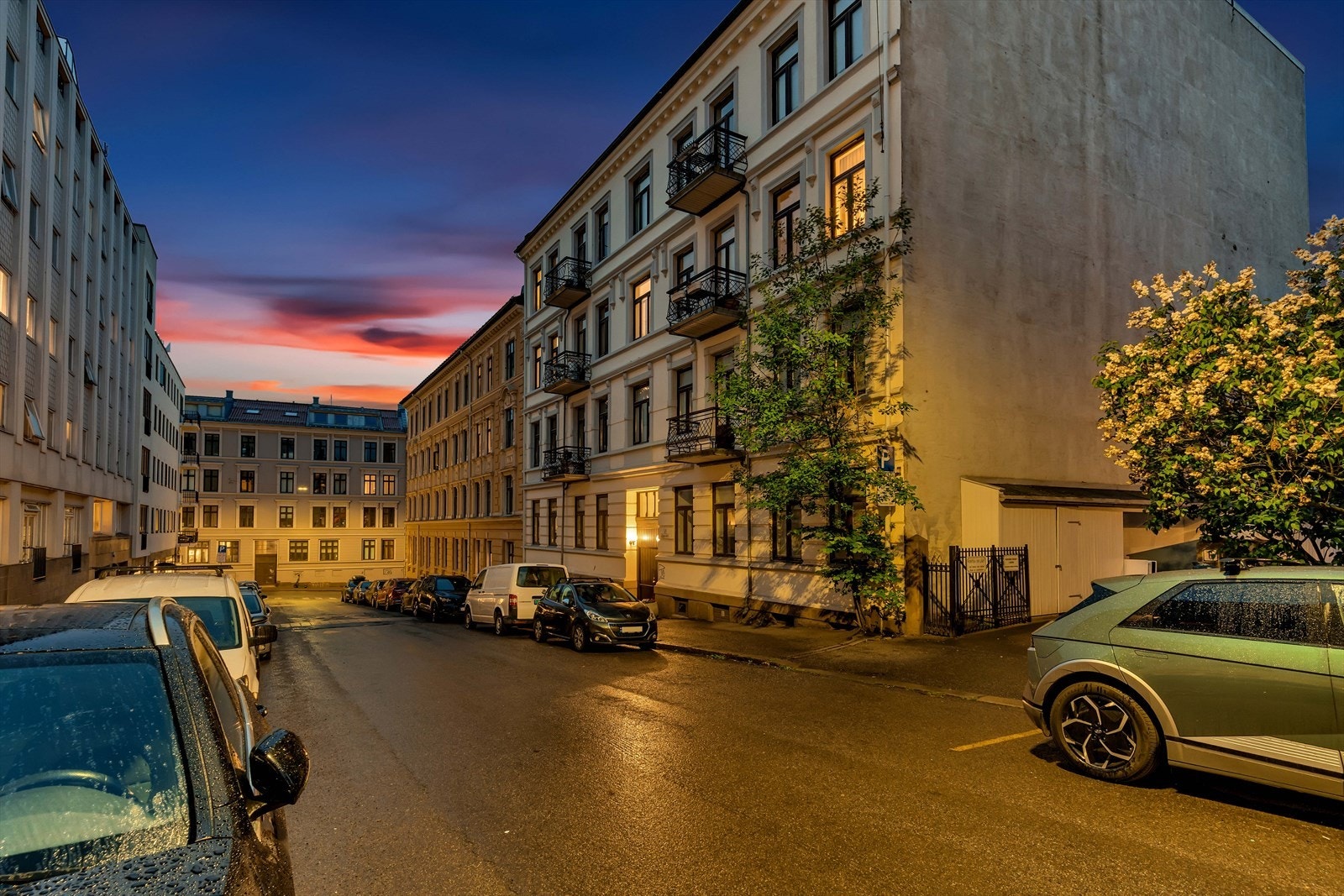 Det er beboerparkering i gata. I tillegg er det et garasjeanlegg på andre siden av gata hvor det leies ut p-plasser. Konferer med megler for mer info. Galleribilde