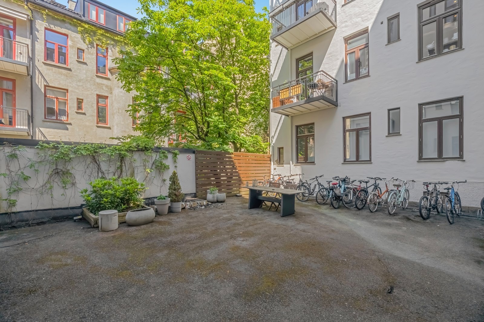 Bakgården er tilbaketrukket og skjermet. Det er pent opparbeidet med flere sittegrupper. Galleribilde