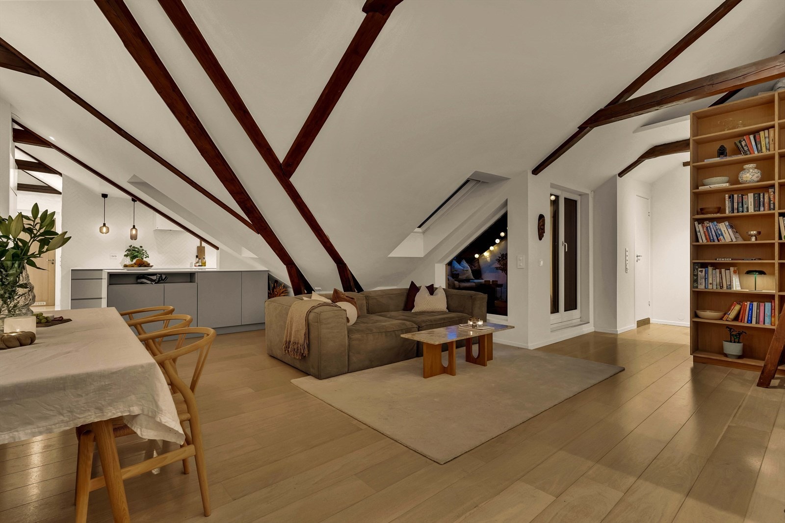 Boligen har en lekker enstavs eikerparkett med varmefolie. Galleribilde