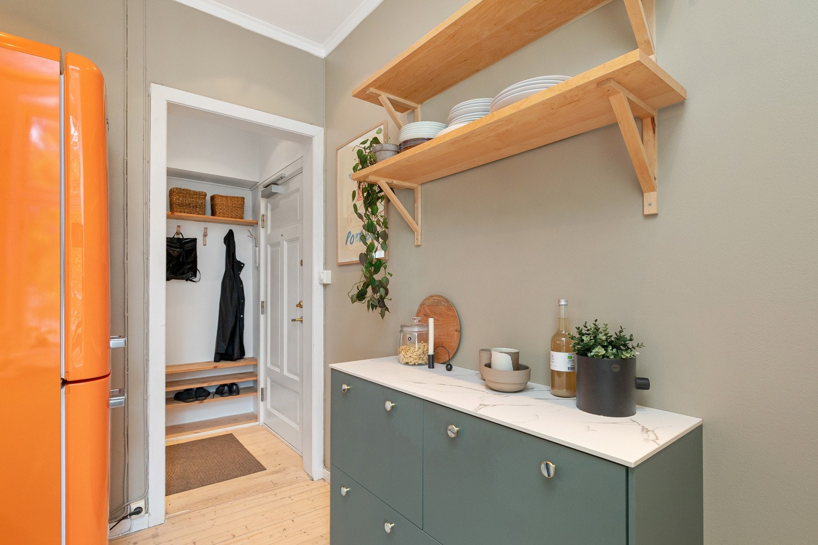 Det er også plass til et frittstående kjøleskap. Galleribilde