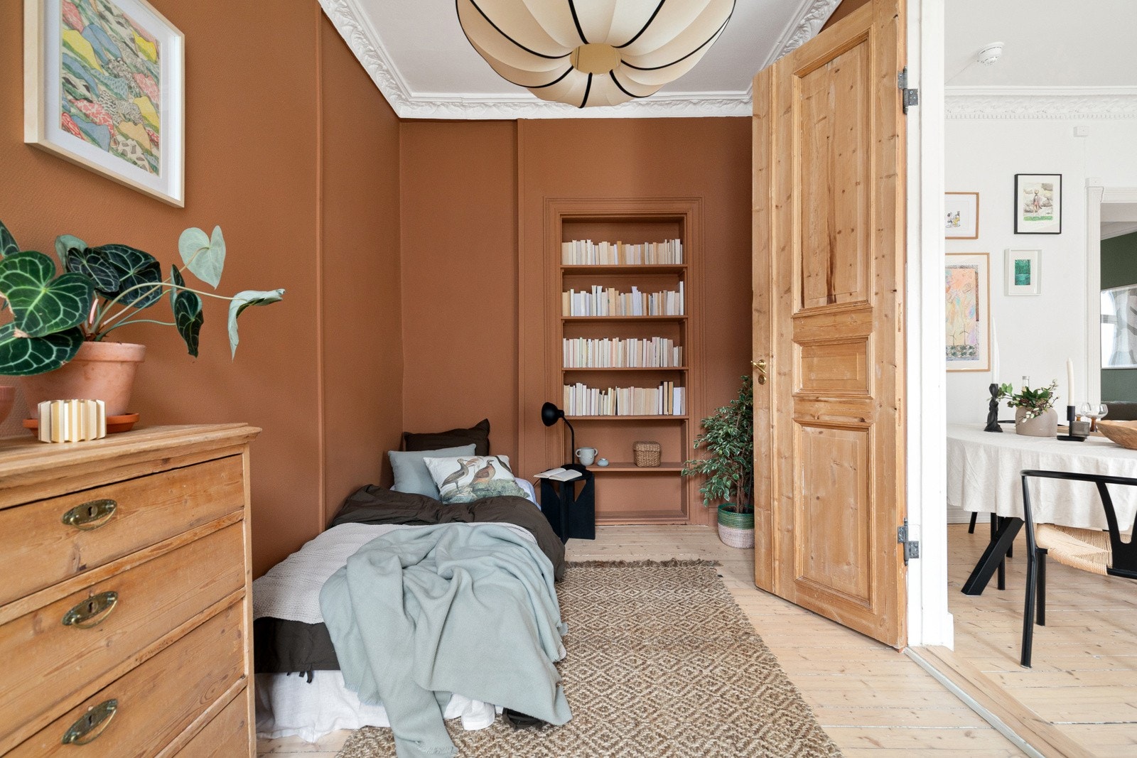 Luftig og romslig soverom med god plass til dobbeltseng, nattbord og garderobe. Galleribilde