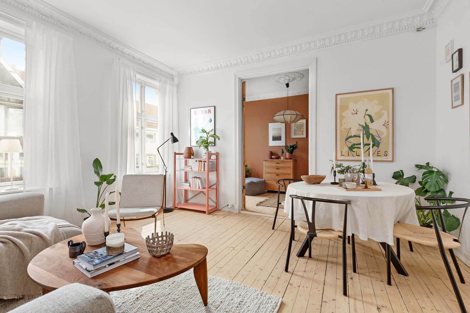 Stuen har malte overflater og heltre gulvbord som ble slipt i 2021. Galleribilde