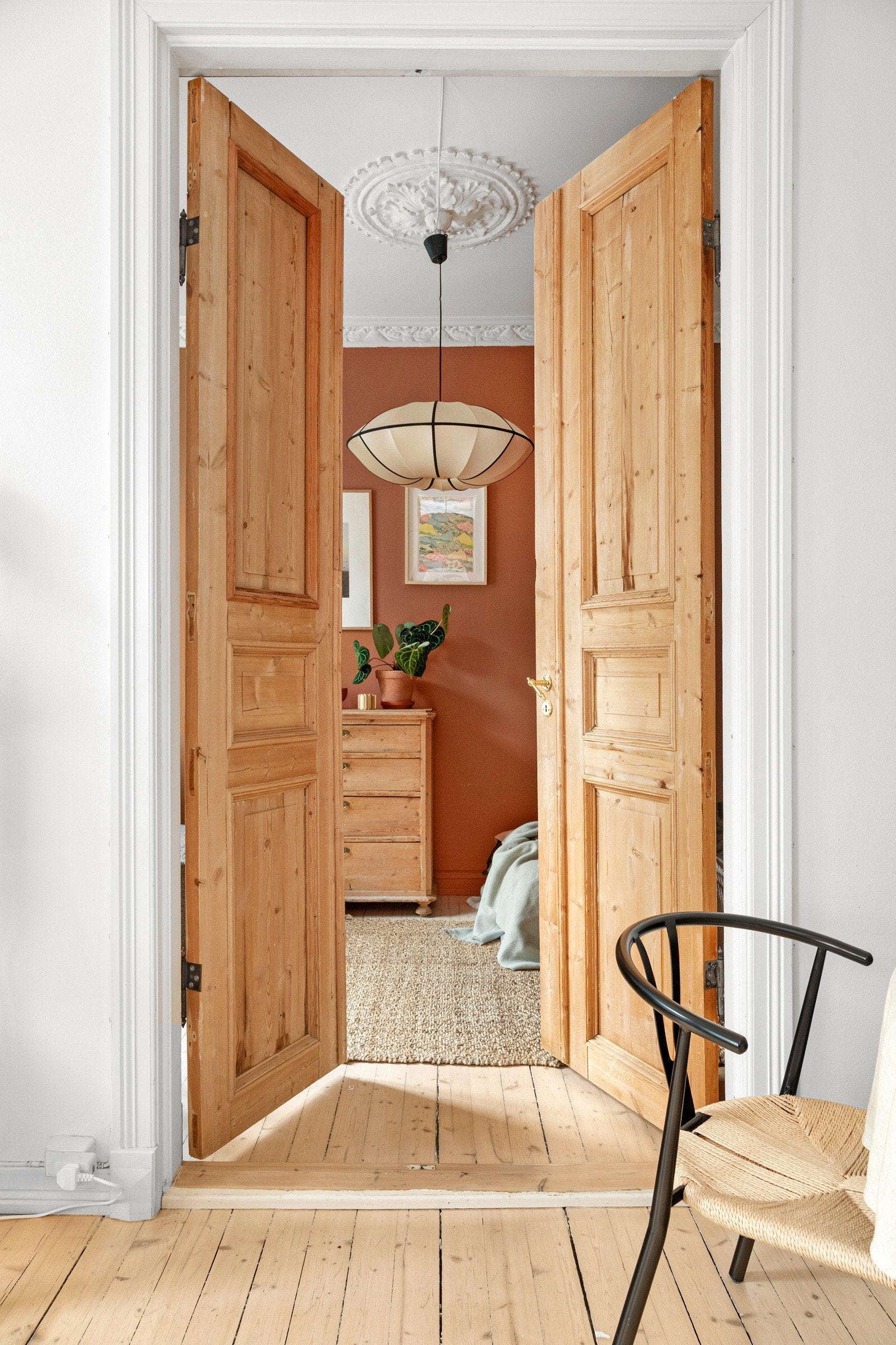 Fra stuen er det inngang til et soverom. Galleribilde