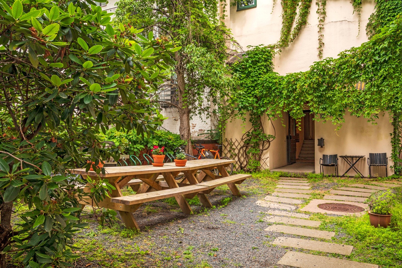 Pent opparbeidet bakgård med sittegrupper og sykkelparkering. Galleribilde