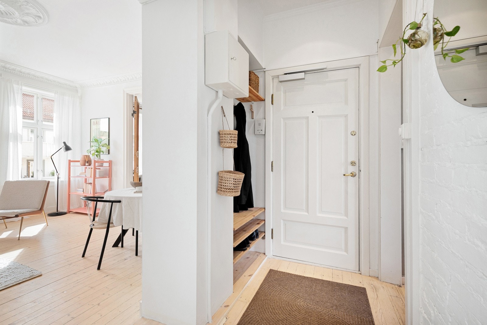 Lys og innbydende entré med god plass til ytterklær og sko. Galleribilde