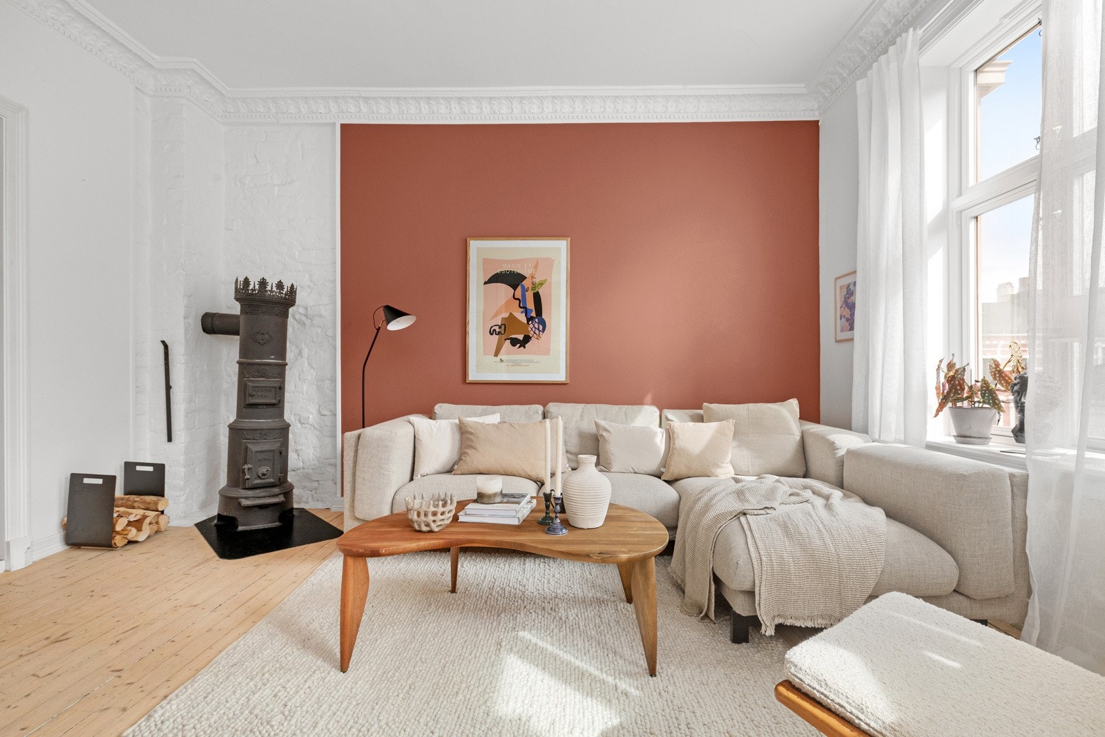 Klassiske detaljer som rosett og stukkatur, samt heltre på gulvflatene. Galleribilde