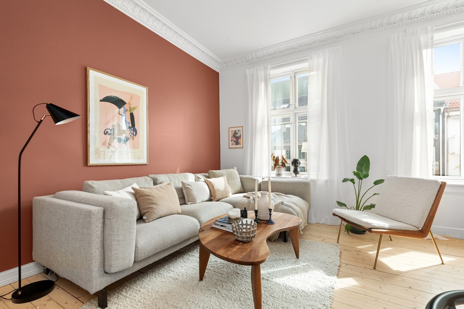 I stuen er det god plass til TV-seksjon, sofagruppe, spisegruppe og annet ønsket møblement. Galleribilde