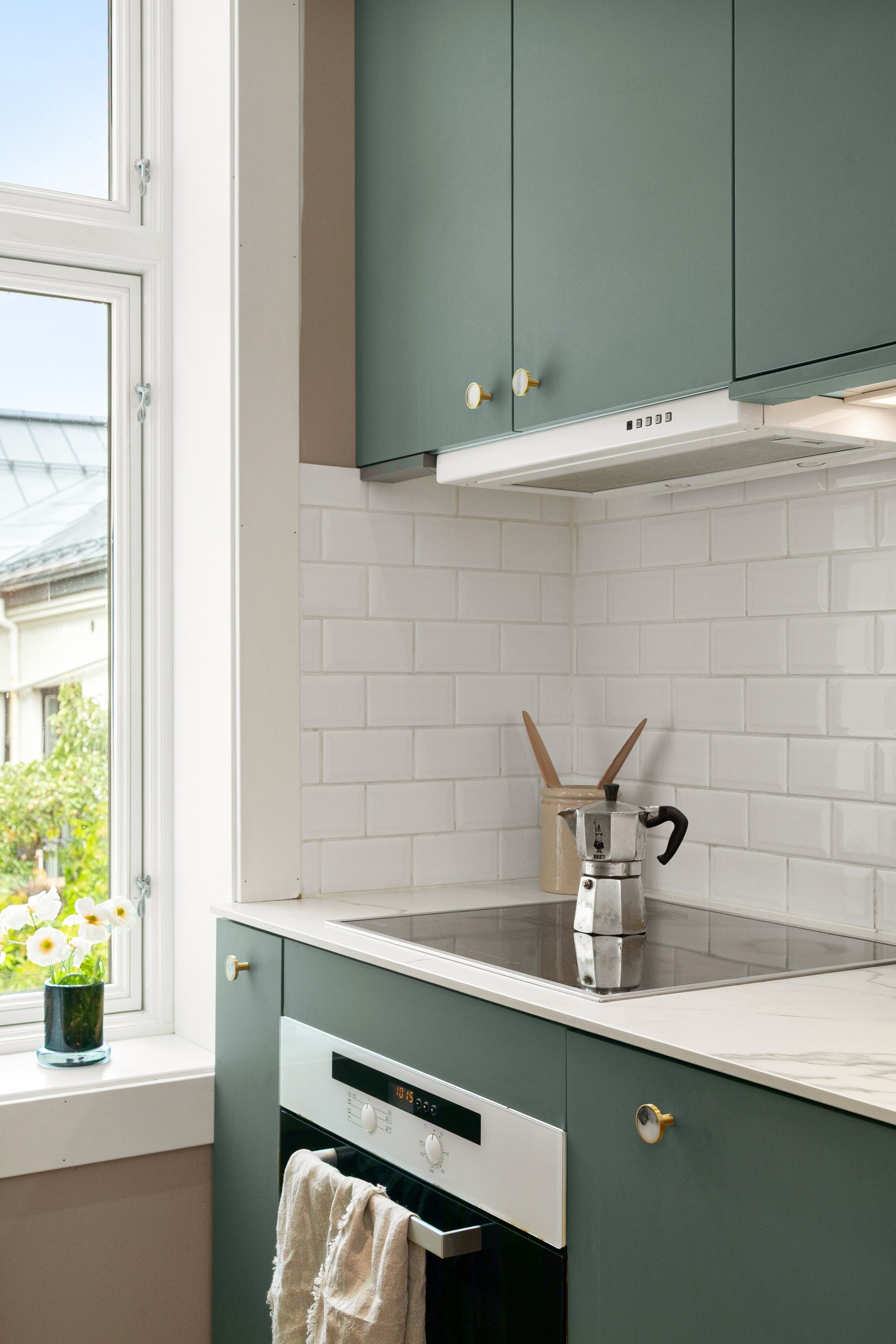 Fint vindu med utsyn til en hyggelig opparbeidet og rolig bakgård. Galleribilde