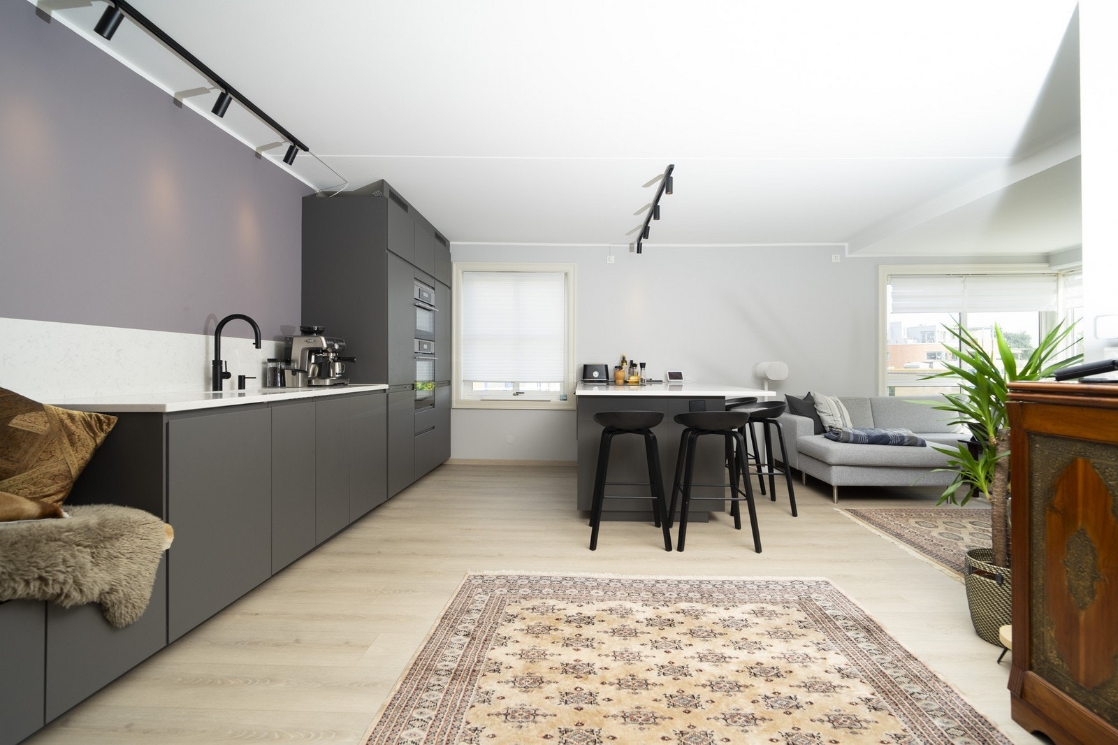 Kjøkken med smart sitteløsning Galleribilde