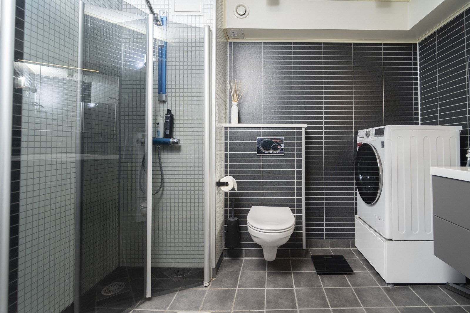 Flott flislagt bad med hele og fine fliser Galleribilde