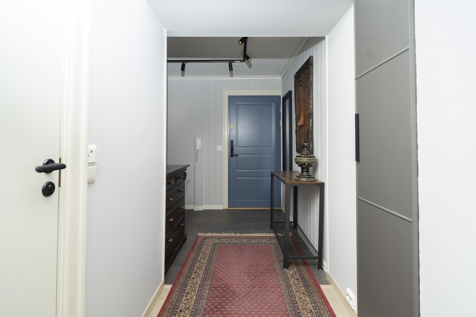 Romslig entré Galleribilde