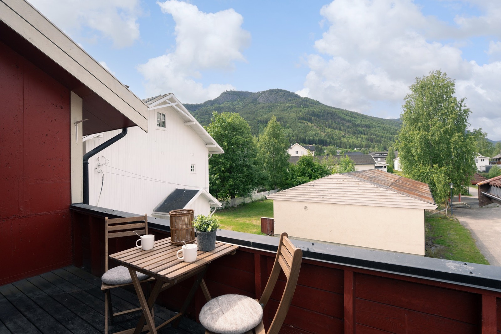 Fin og skjermet veranda med med utsikt mot Indre Torg! Galleribilde