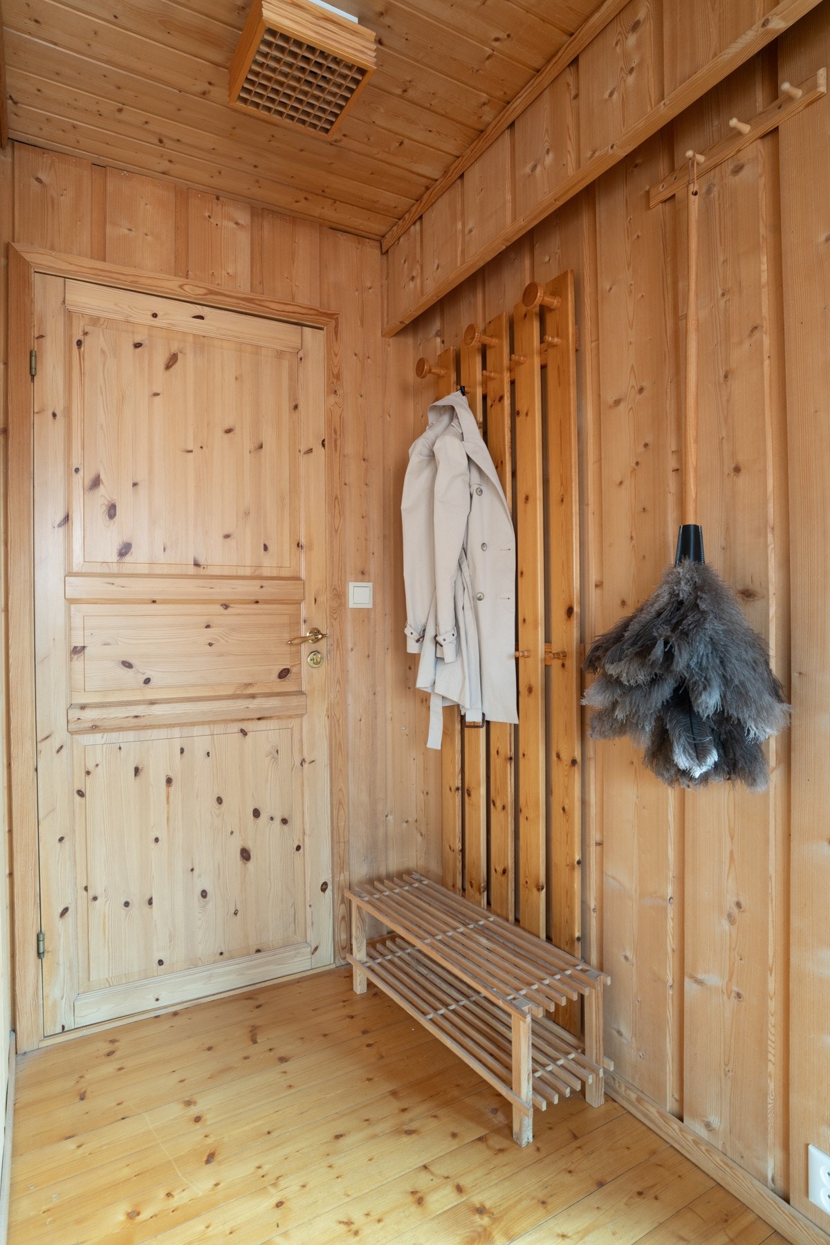 Entrè med plass til sittebenk og oppheng for yttertøy. Galleribilde