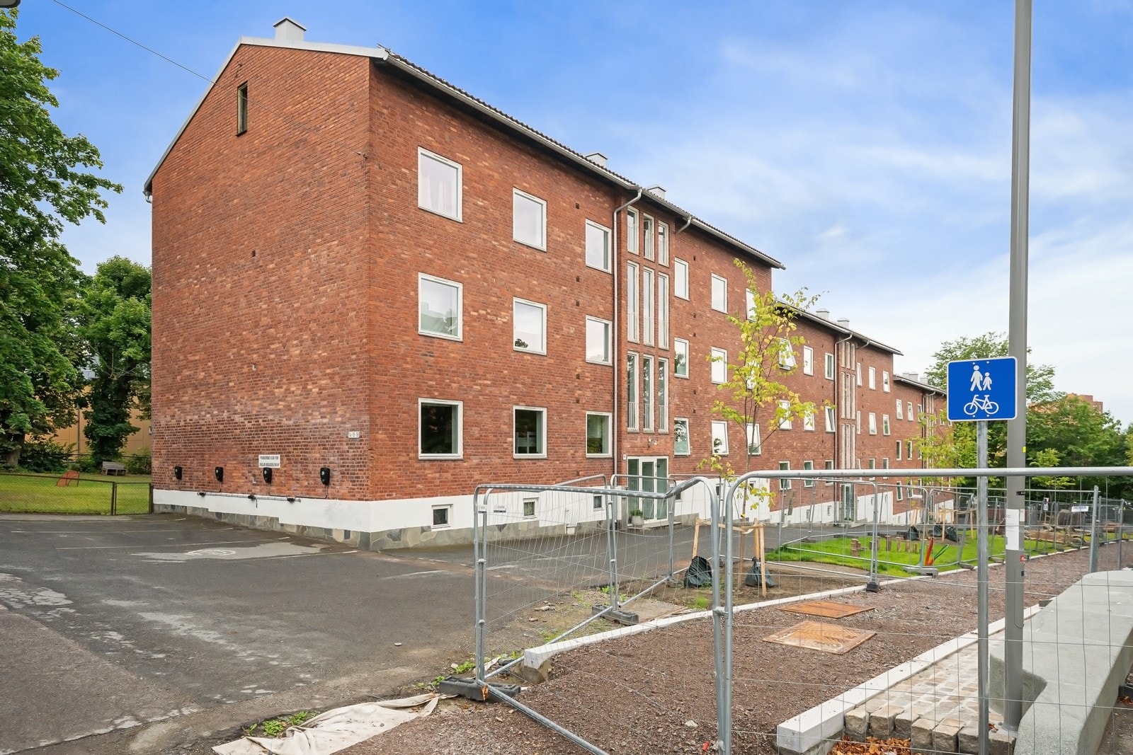 Bygård med god vedlikeholdshistorikk. Leiligheten ligger i høy 1.etasje. Parkanlegg under ferdigstillelse bak gjerdet Galleribilde