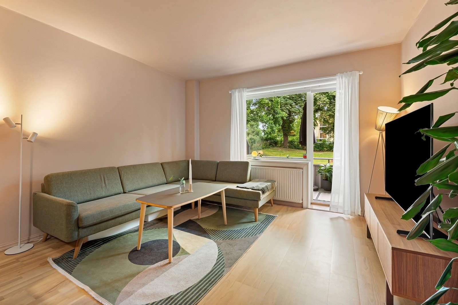 En lys og fin stue, med direkte utgang til balkong Galleribilde