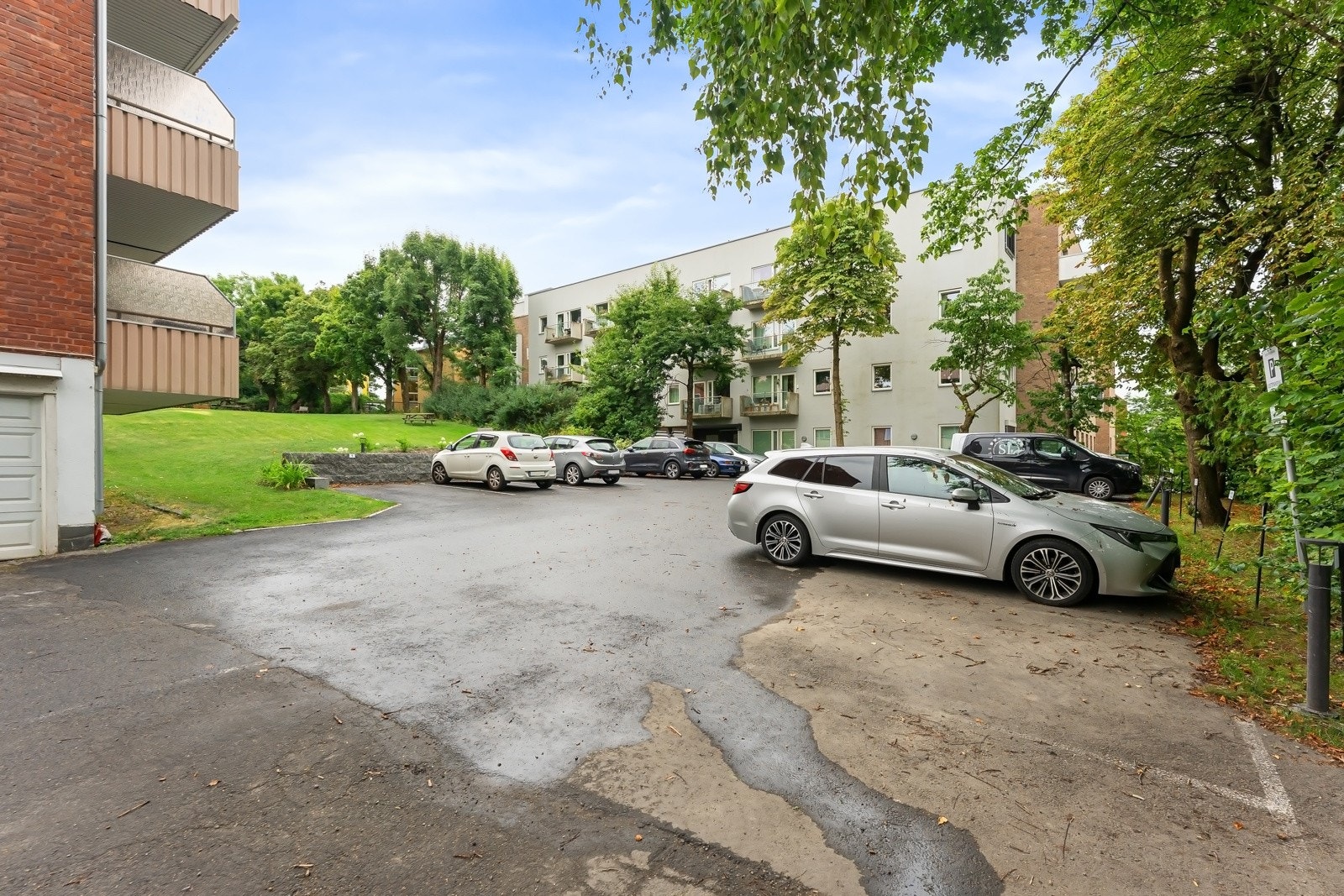 Det er flere parkeringsplasser i aksjelaget med muligheter for leie Galleribilde
