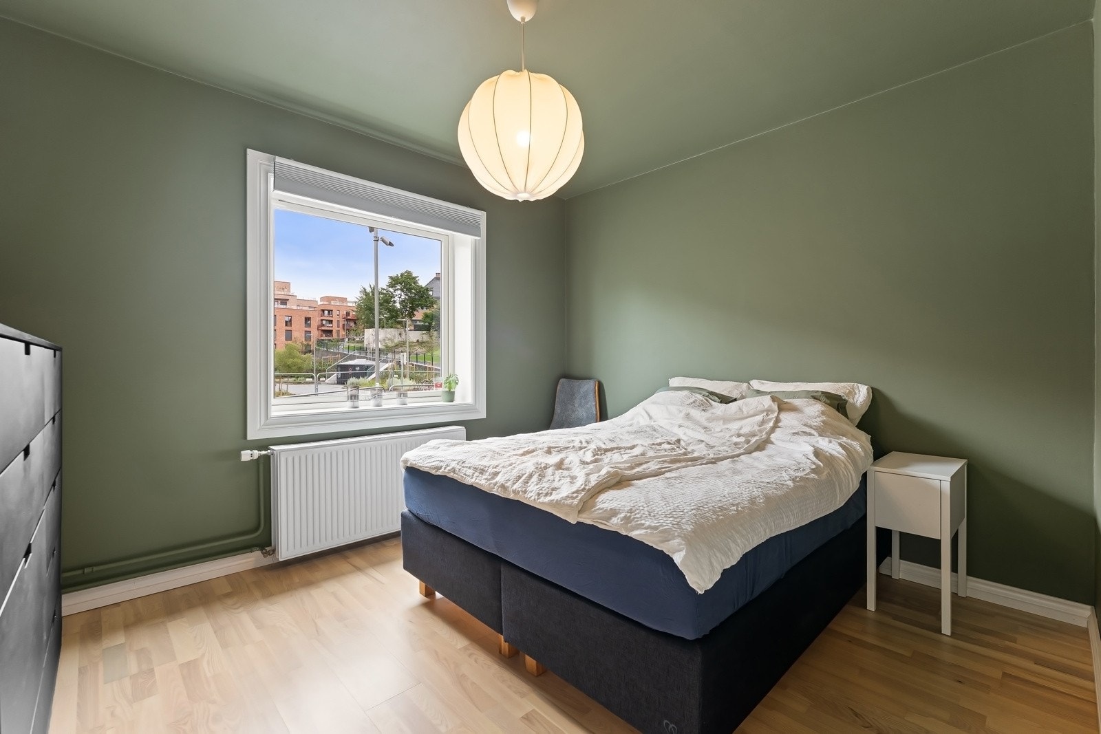 Stort hovedsoverom med god plass for dobbeltseng og garderobe Galleribilde