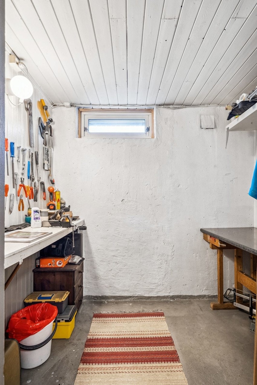 Godt med lagringsplass i kjeller med flere boder / verksted. Galleribilde