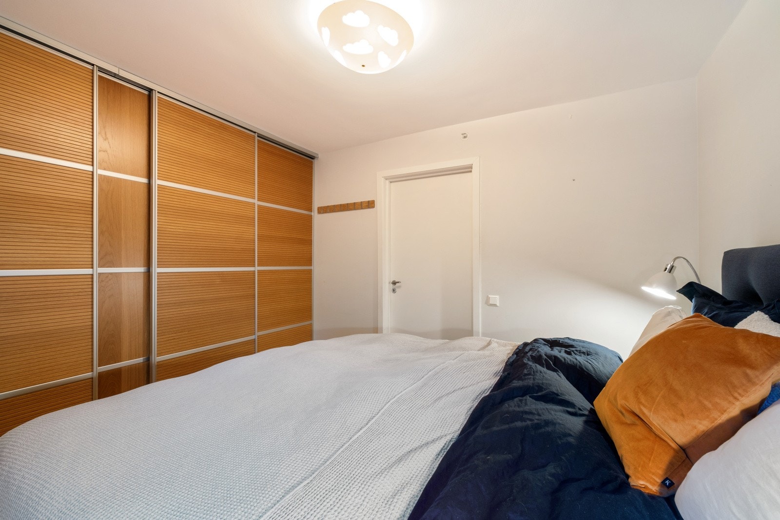 Hovedsoverommet er romslig med god plass til dobbeltseng. Det er montert en stor skyvedørsgarderobe. Galleribilde